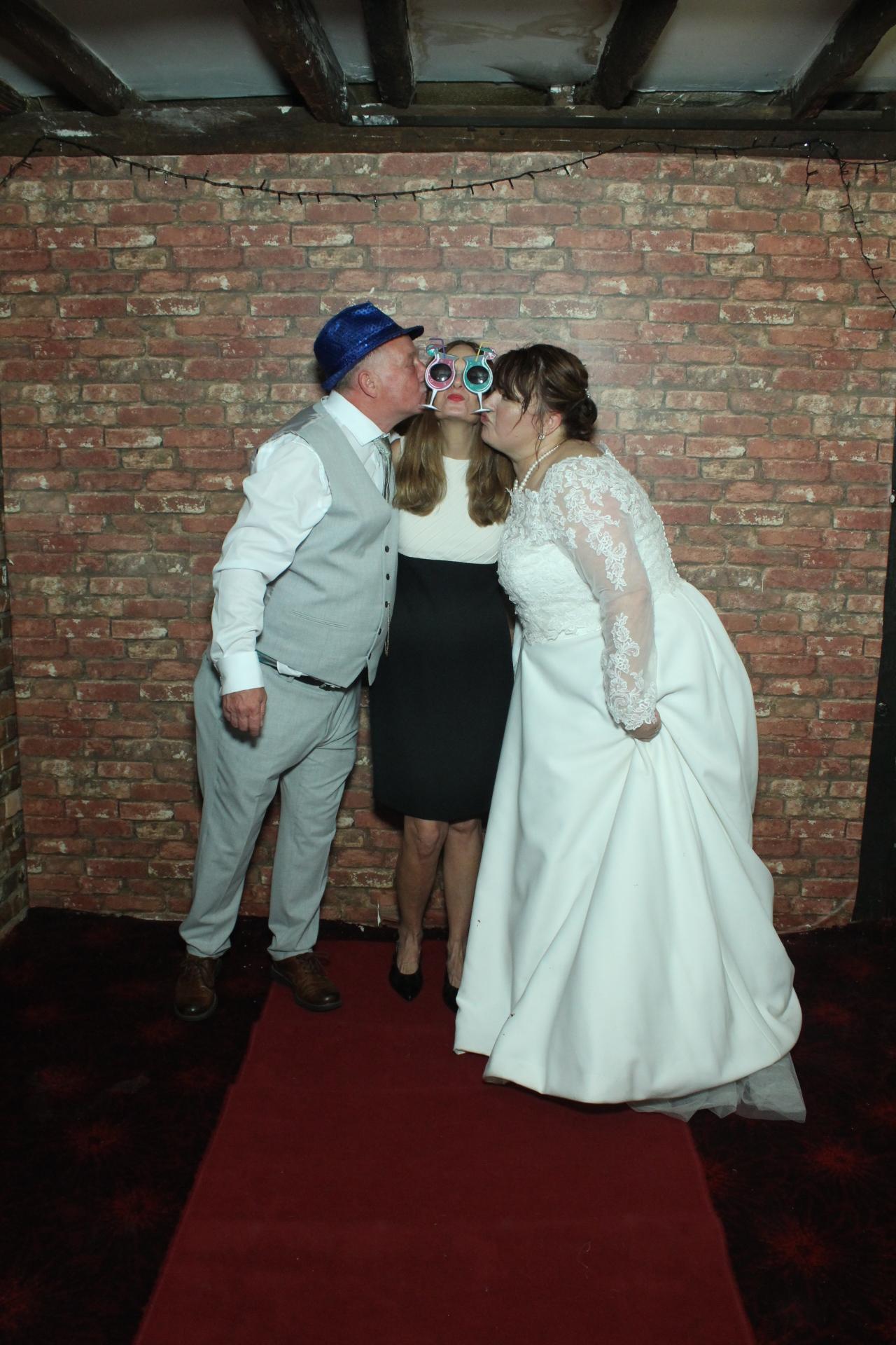 Les & Linda's Wedding  | View more photos from the event at gallery.myphotoboothexperience.co.uk/u/MyPhotoBoothExperienceLtd/Les-Lindas-Wedding