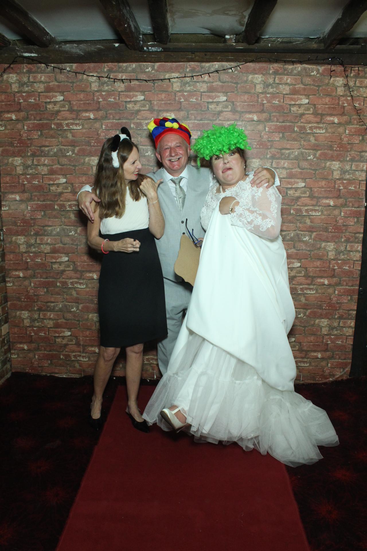 Les & Linda's Wedding  | View more photos from the event at gallery.myphotoboothexperience.co.uk/u/MyPhotoBoothExperienceLtd/Les-Lindas-Wedding