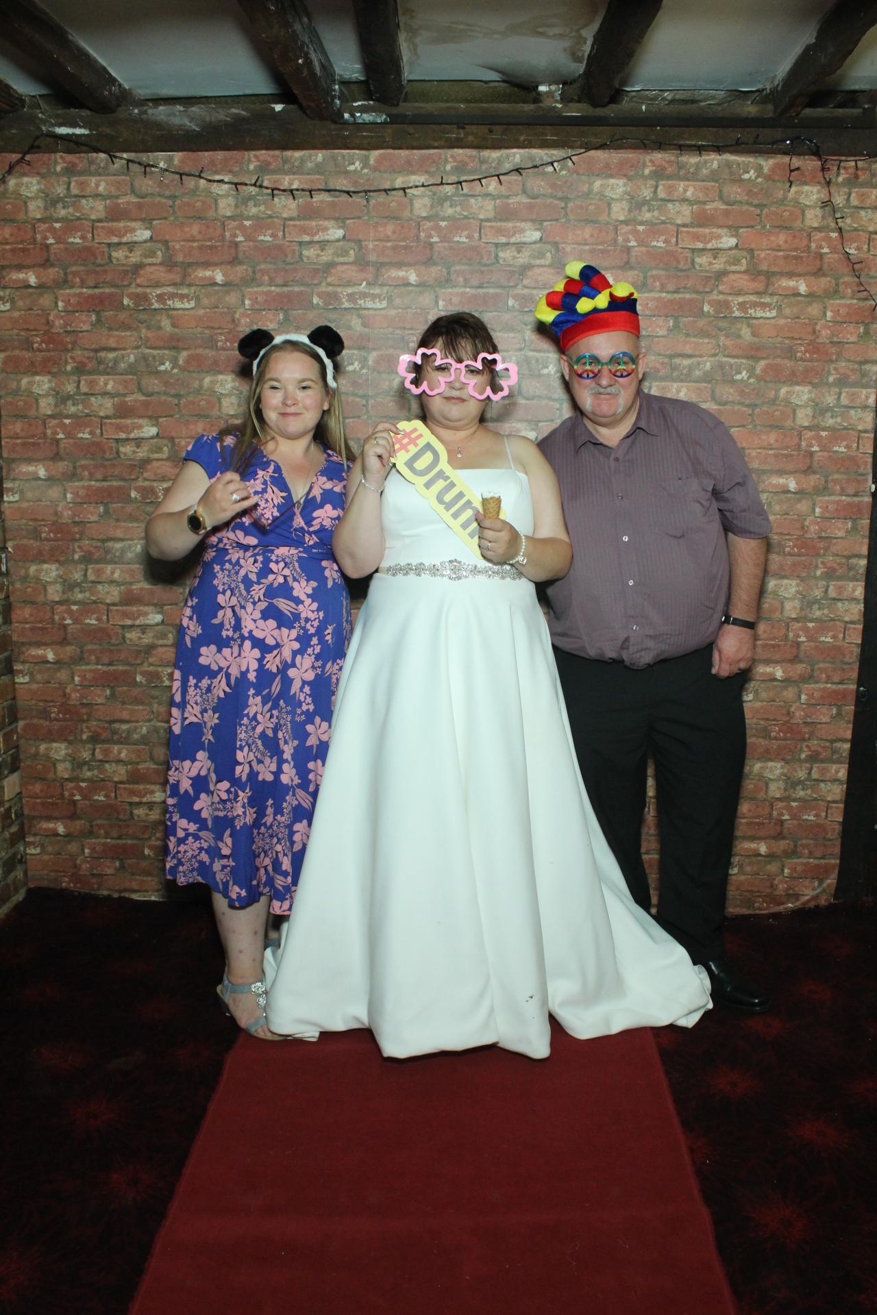 Les & Linda's Wedding  | View more photos from the event at gallery.myphotoboothexperience.co.uk/u/MyPhotoBoothExperienceLtd/Les-Lindas-Wedding