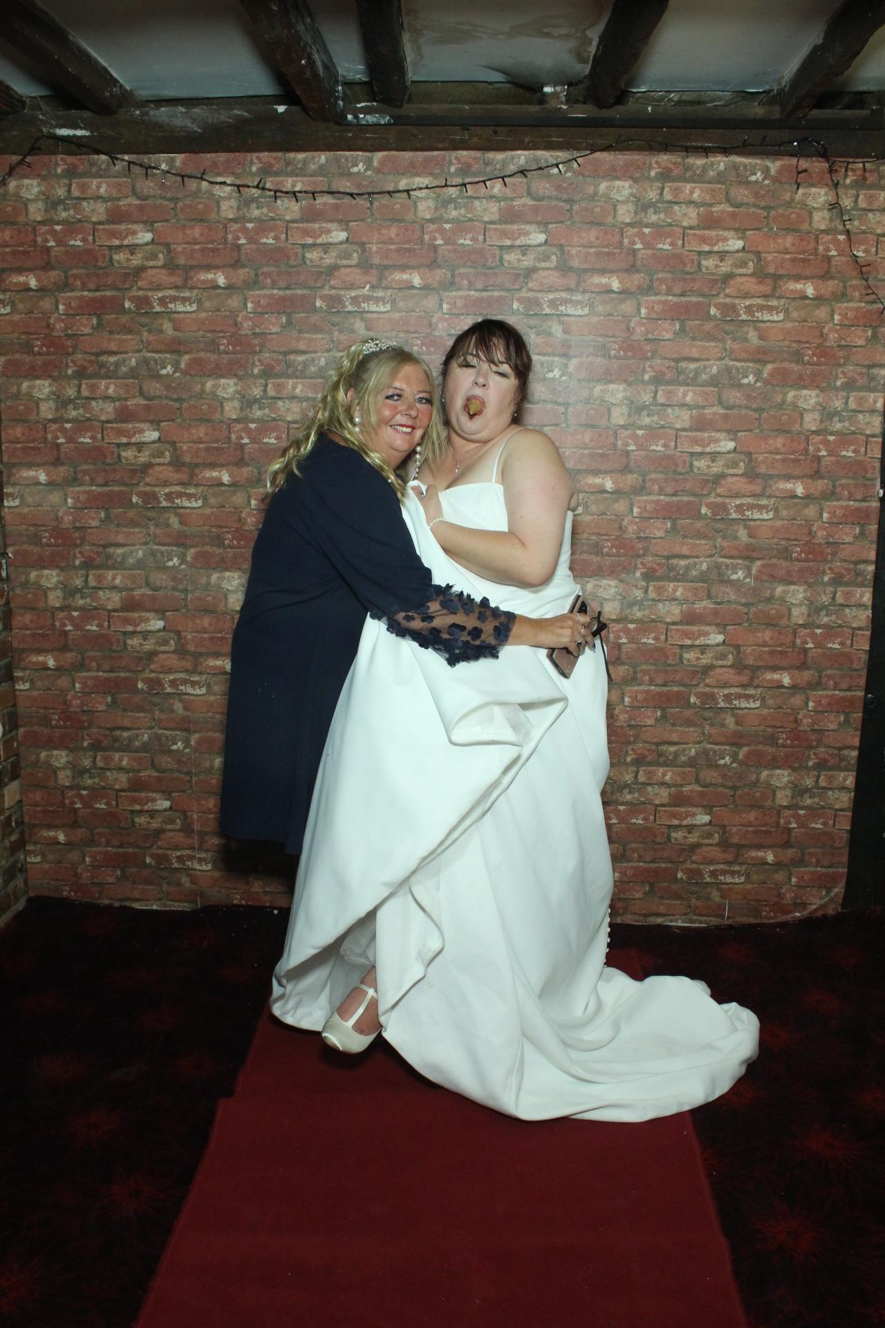 Les & Linda's Wedding  | View more photos from the event at gallery.myphotoboothexperience.co.uk/u/MyPhotoBoothExperienceLtd/Les-Lindas-Wedding