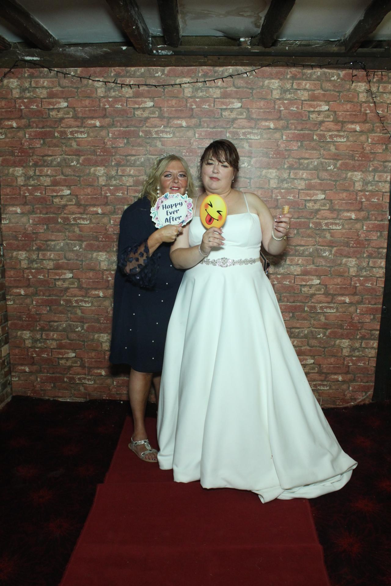 Les & Linda's Wedding  | View more photos from the event at gallery.myphotoboothexperience.co.uk/u/MyPhotoBoothExperienceLtd/Les-Lindas-Wedding