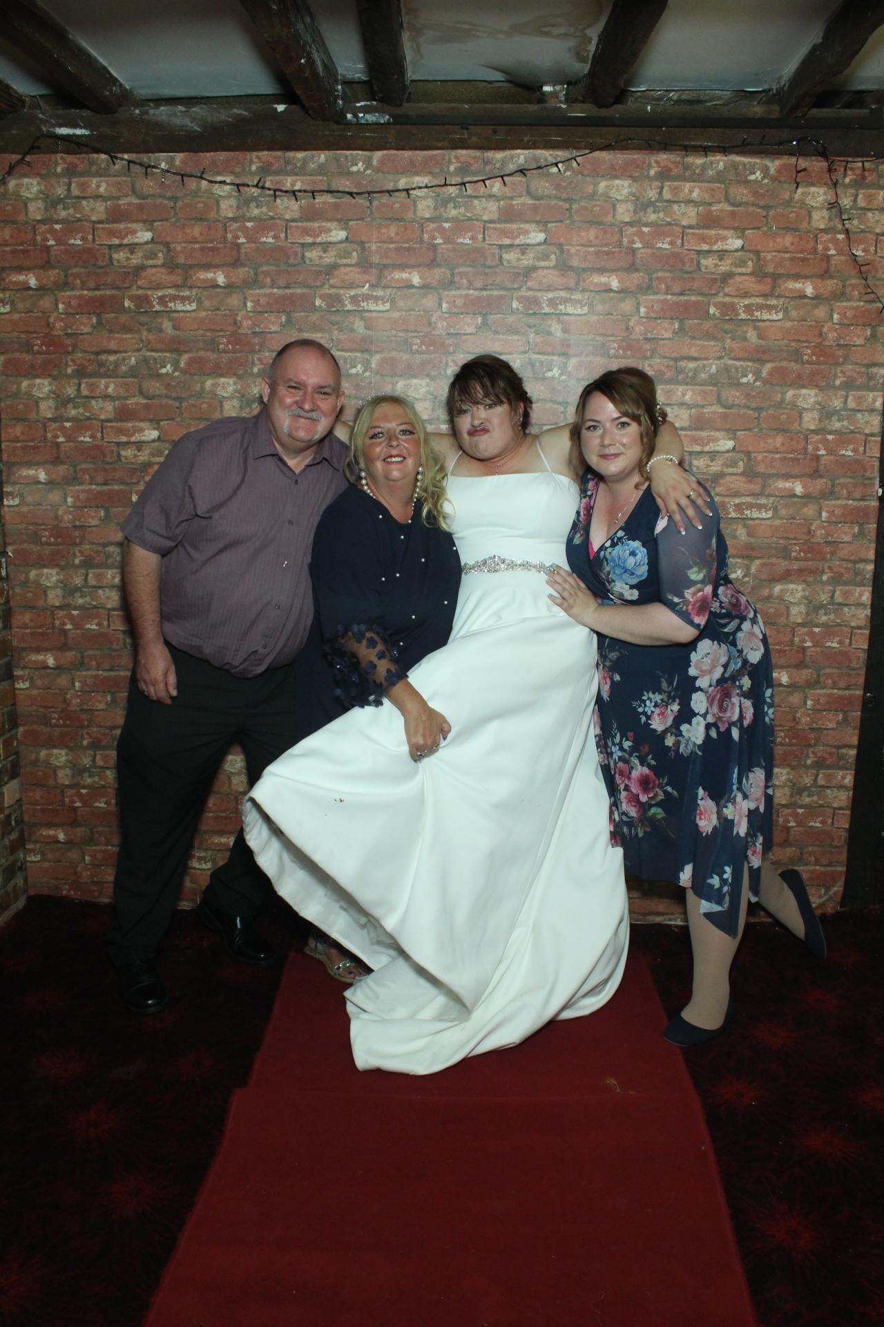 Les & Linda's Wedding  | View more photos from the event at gallery.myphotoboothexperience.co.uk/u/MyPhotoBoothExperienceLtd/Les-Lindas-Wedding