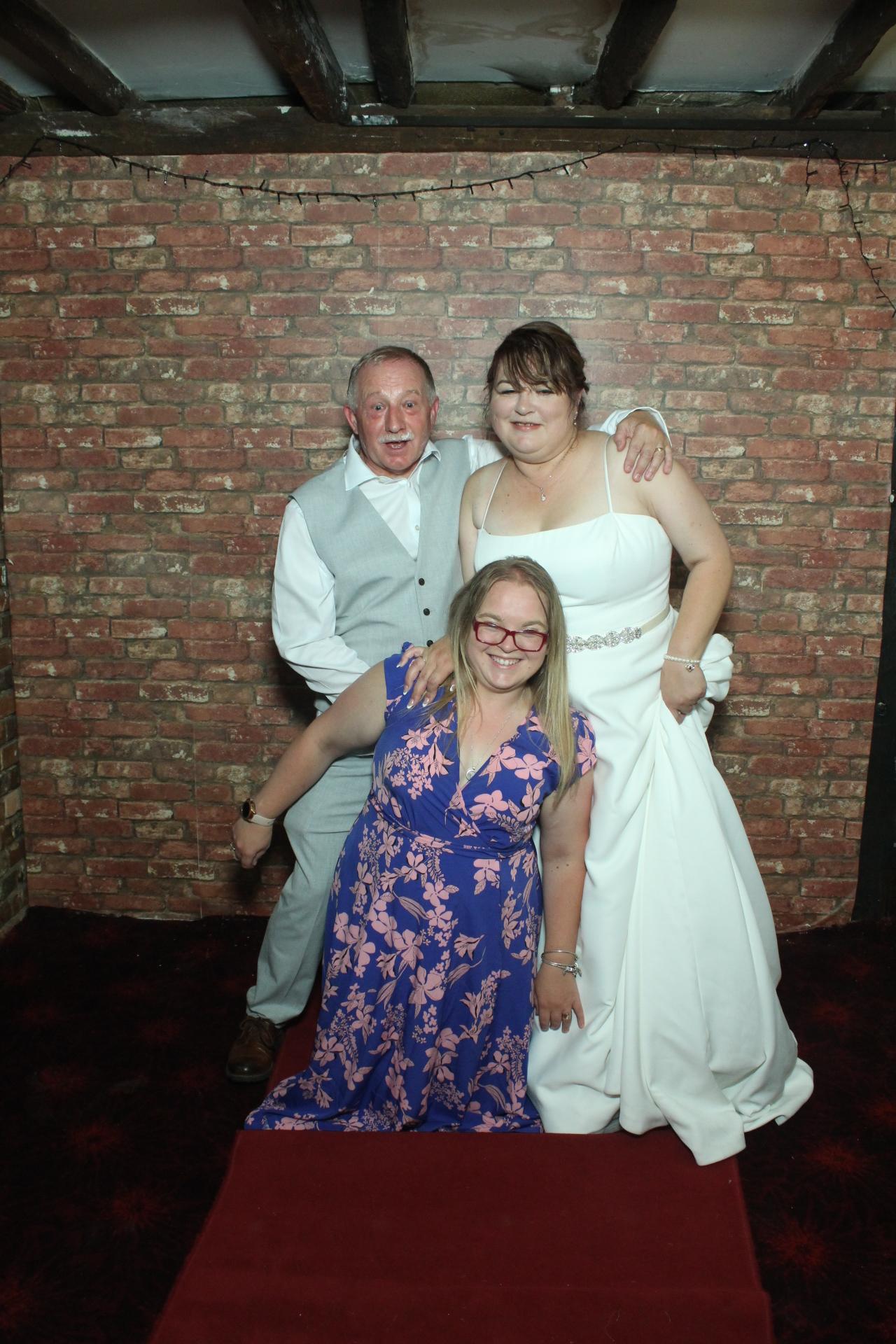 Les & Linda's Wedding  | View more photos from the event at gallery.myphotoboothexperience.co.uk/u/MyPhotoBoothExperienceLtd/Les-Lindas-Wedding