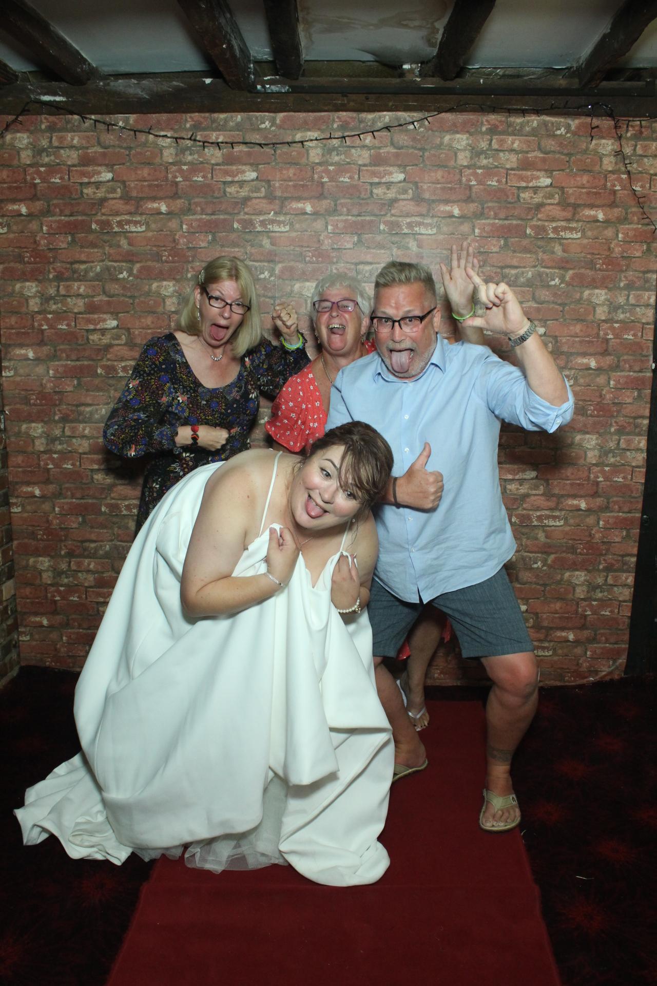 Les & Linda's Wedding  | View more photos from the event at gallery.myphotoboothexperience.co.uk/u/MyPhotoBoothExperienceLtd/Les-Lindas-Wedding