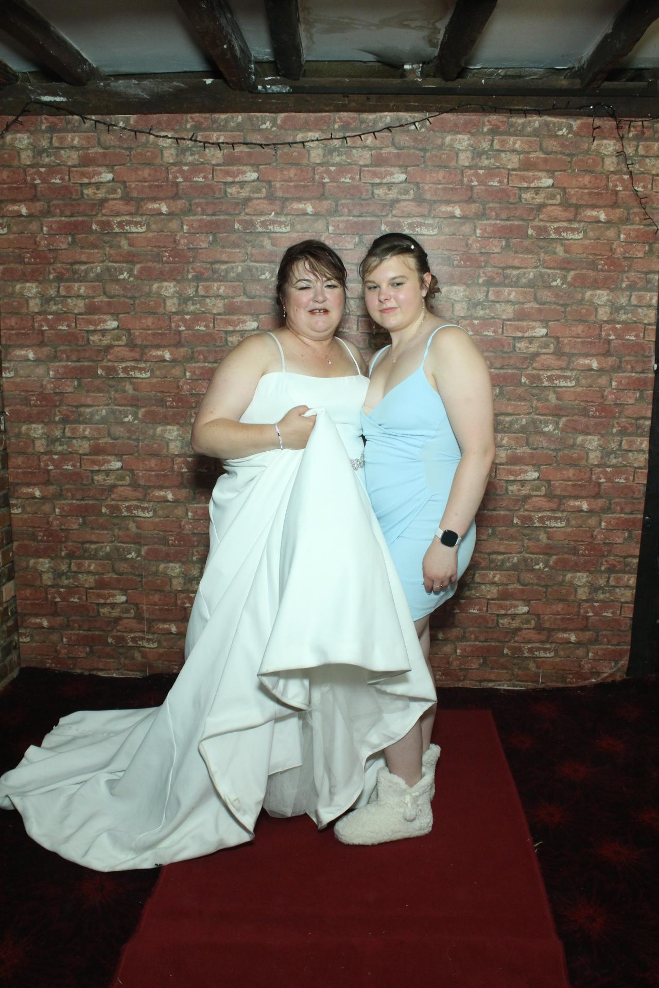 Les & Linda's Wedding  | View more photos from the event at gallery.myphotoboothexperience.co.uk/u/MyPhotoBoothExperienceLtd/Les-Lindas-Wedding