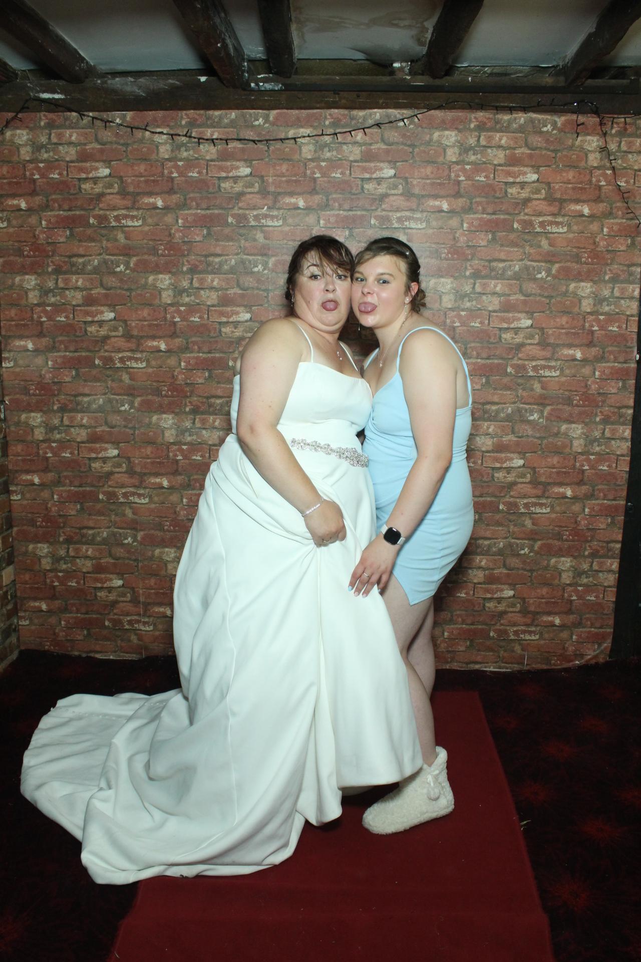 Les & Linda's Wedding  | View more photos from the event at gallery.myphotoboothexperience.co.uk/u/MyPhotoBoothExperienceLtd/Les-Lindas-Wedding