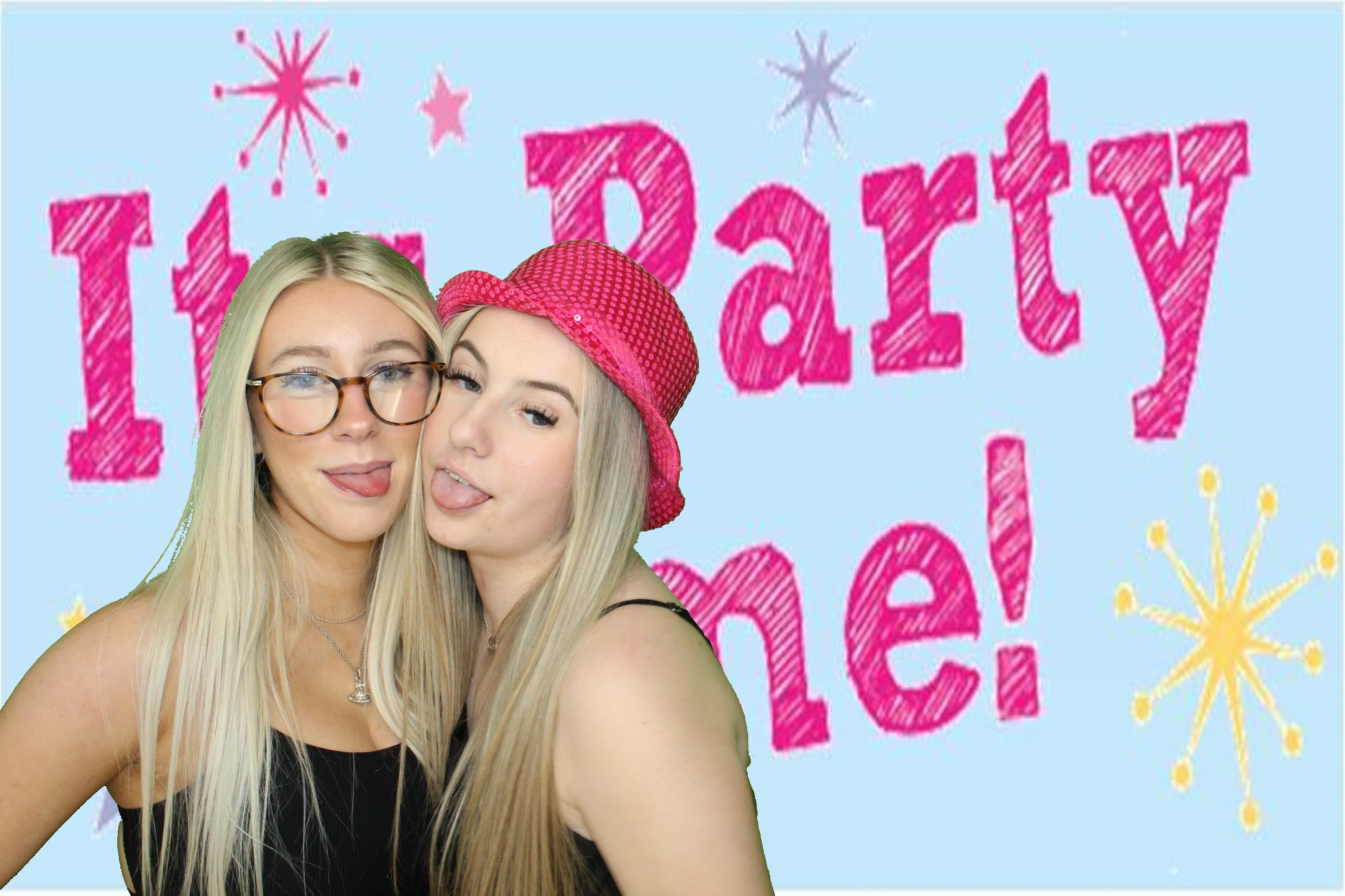 Izzy's 18th Birthday | View more photos from the event at gallery.omegaphotobooths.co.uk/u/Omega-Photobooths/Izzys-18th-Birthday