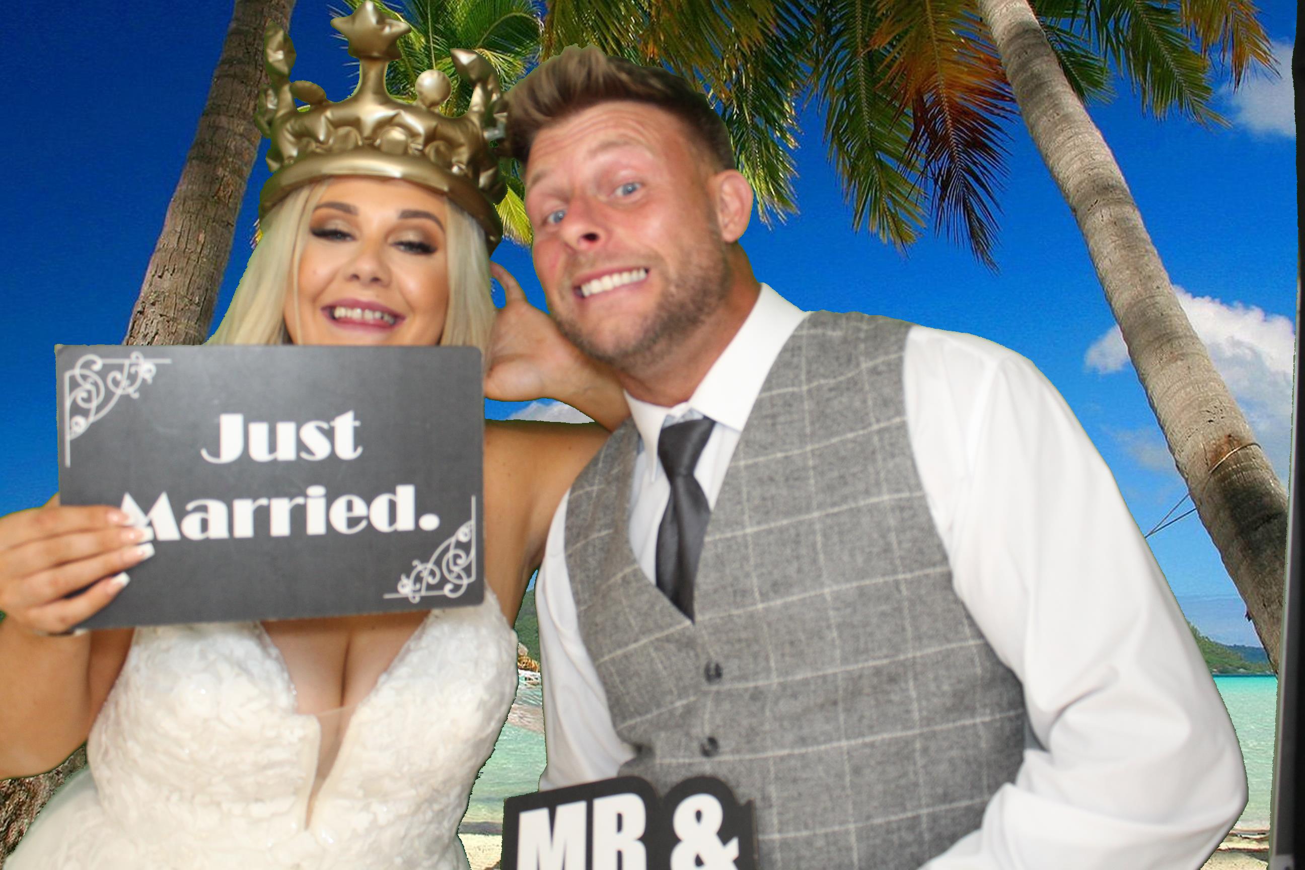 Leah & Lee's Wedding | View more photos from the event at gallery.omegaphotobooths.co.uk/u/Omega-Photobooths/Leah-Lees-Wedding