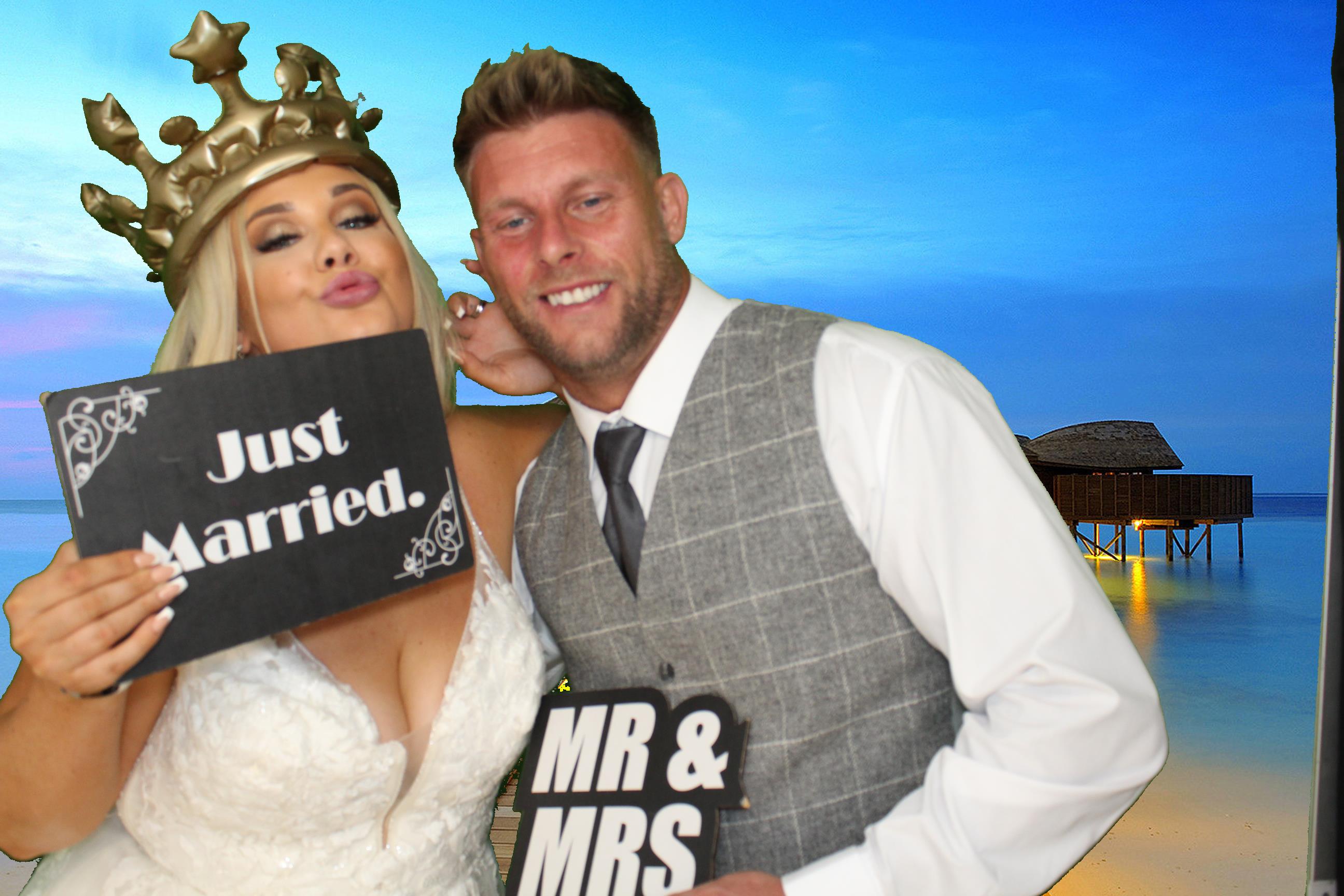 Leah & Lee's Wedding | View more photos from the event at gallery.omegaphotobooths.co.uk/u/Omega-Photobooths/Leah-Lees-Wedding