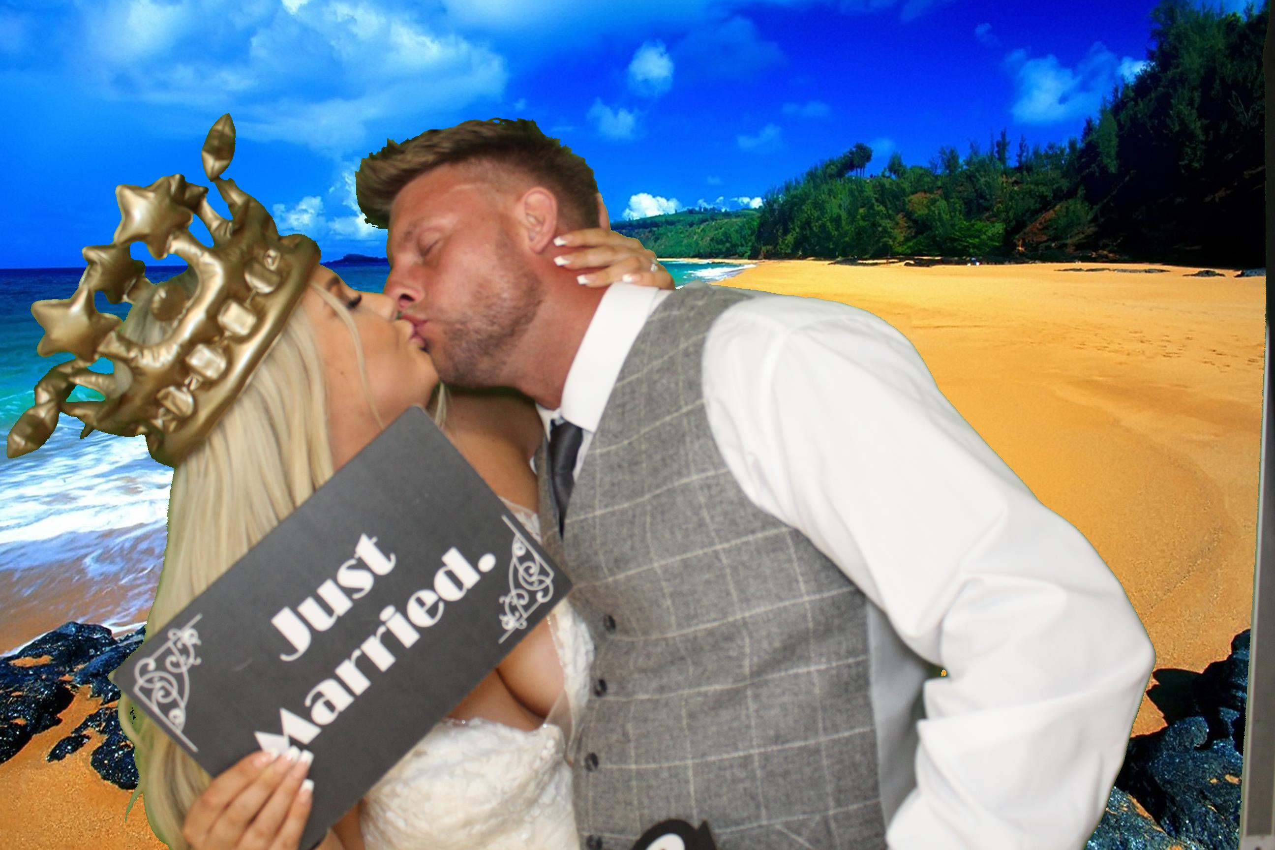 Leah & Lee's Wedding | View more photos from the event at gallery.omegaphotobooths.co.uk/u/Omega-Photobooths/Leah-Lees-Wedding