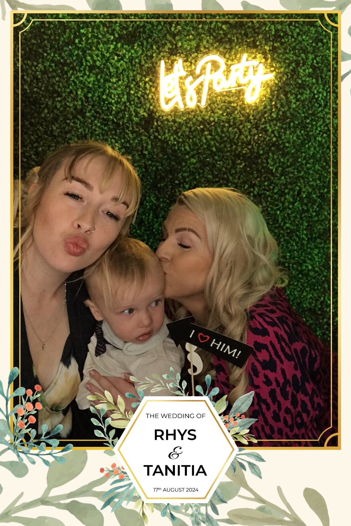 Tanitia & Rhys’ Wedding | View more photos from the event at gallery.partydelightsphotobooth.co.uk/u/PartyDelightsPhotoBooth/Tanitia-Rhys’-Wedding