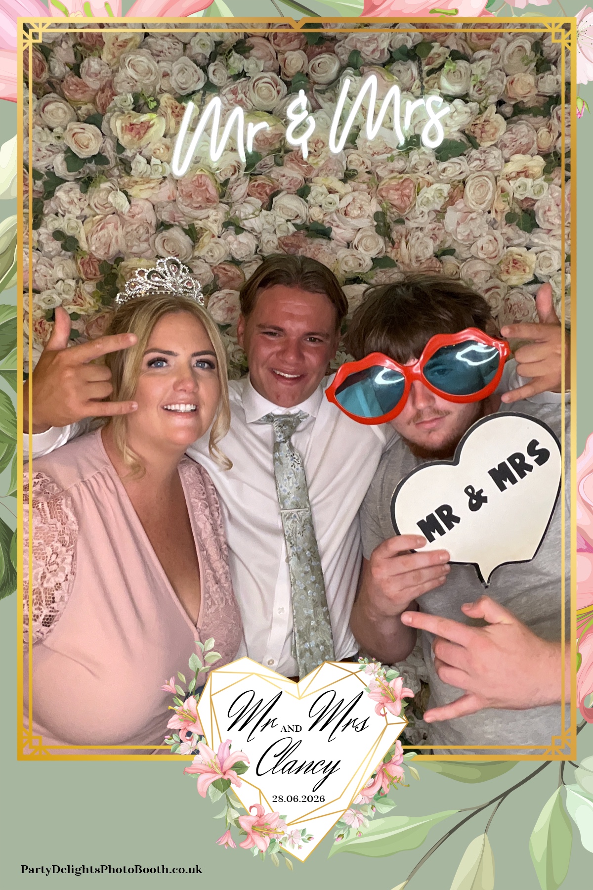 Kelly & Simon Wedding | View more photos from the event at gallery.partydelightsphotobooth.co.uk/u/PartyDelightsPhotoBooth/Kelly-Simon-Wedding