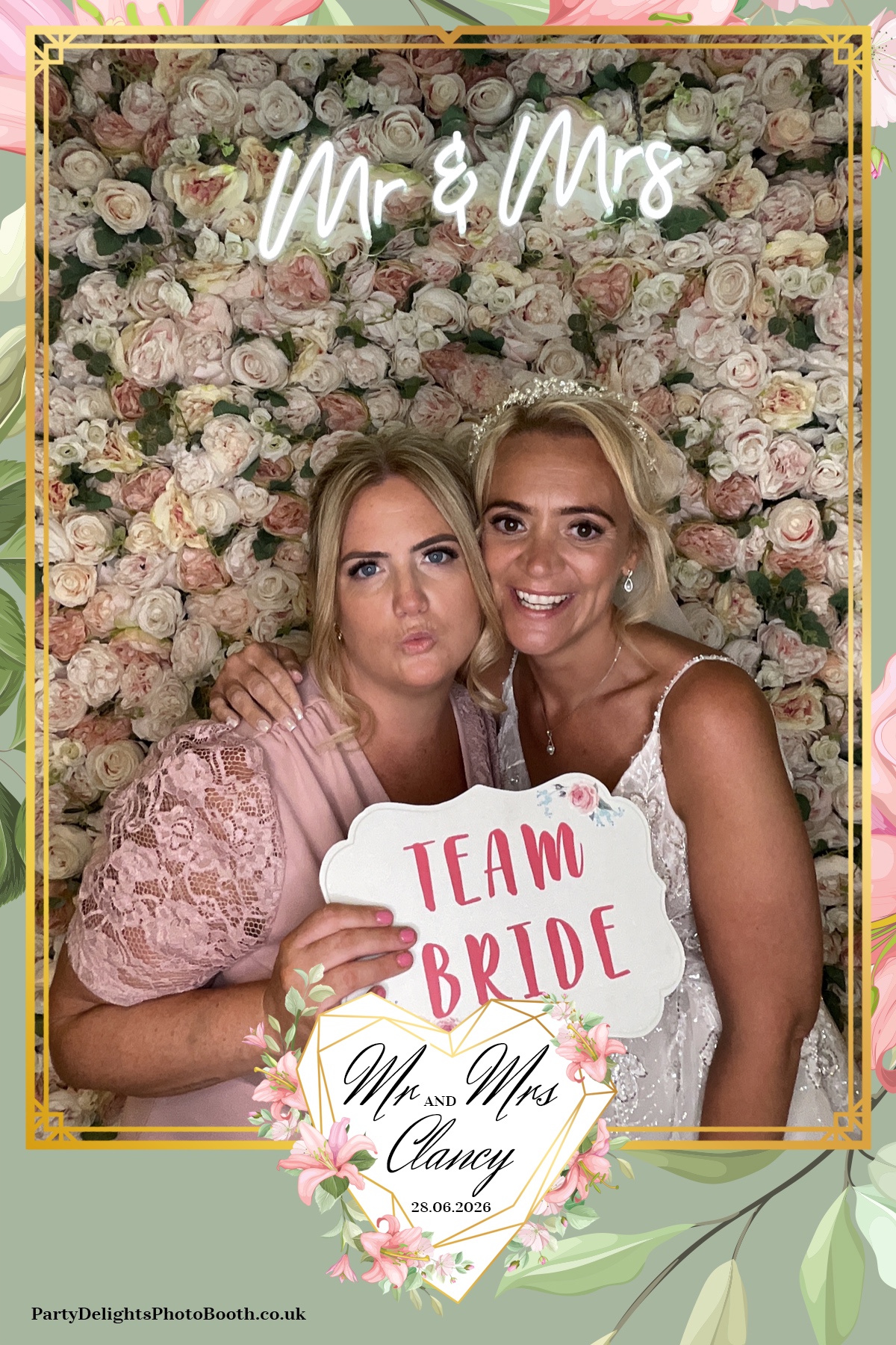 Kelly & Simon Wedding | View more photos from the event at gallery.partydelightsphotobooth.co.uk/u/PartyDelightsPhotoBooth/Kelly-Simon-Wedding