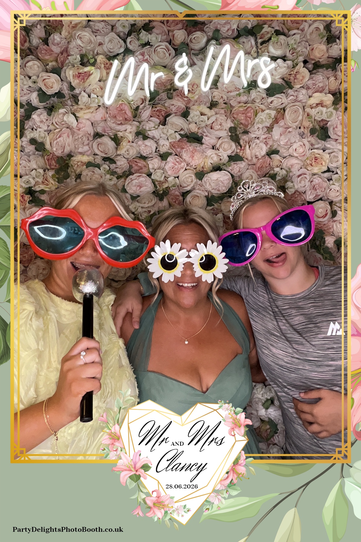 Kelly & Simon Wedding | View more photos from the event at gallery.partydelightsphotobooth.co.uk/u/PartyDelightsPhotoBooth/Kelly-Simon-Wedding