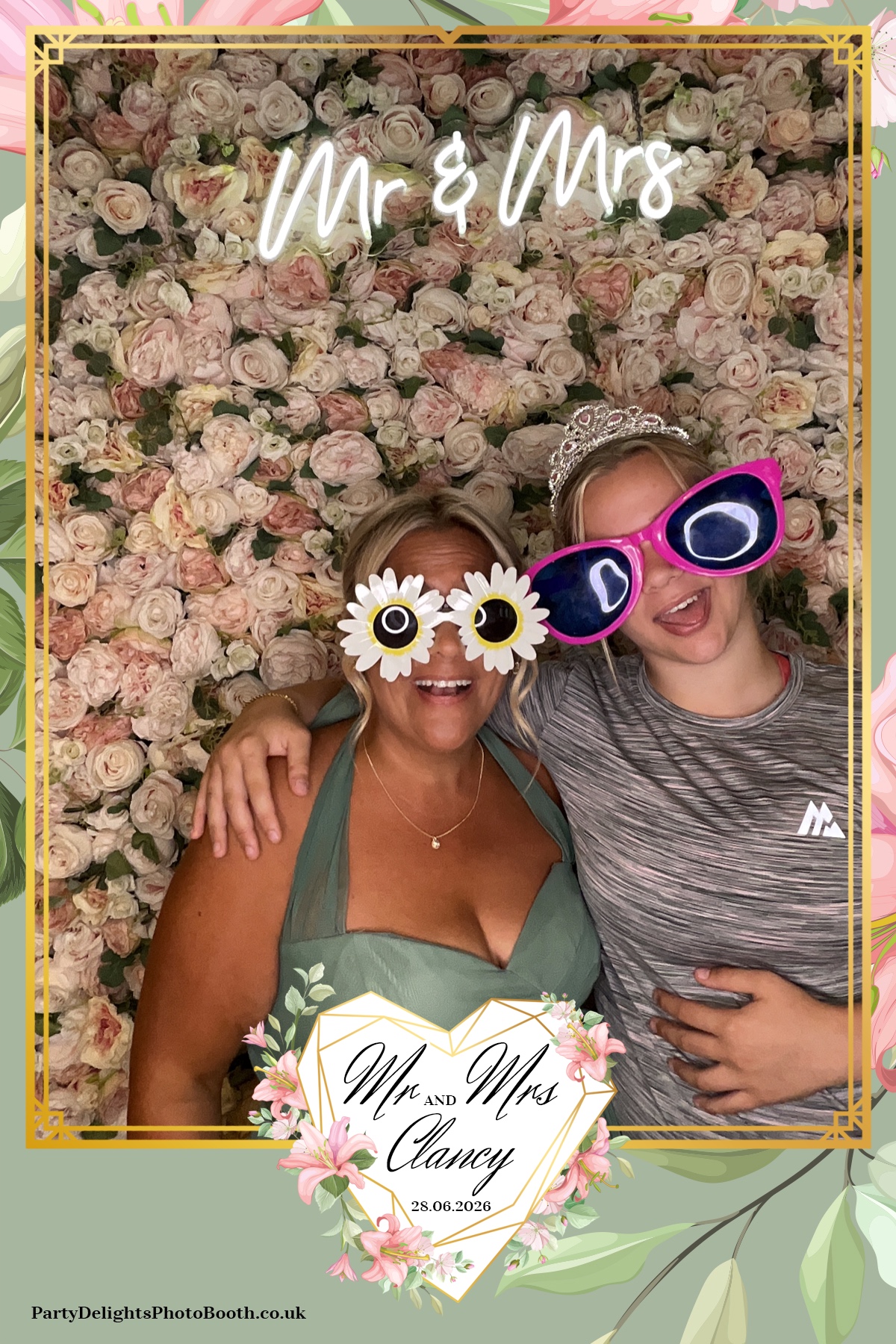 Kelly & Simon Wedding | View more photos from the event at gallery.partydelightsphotobooth.co.uk/u/PartyDelightsPhotoBooth/Kelly-Simon-Wedding