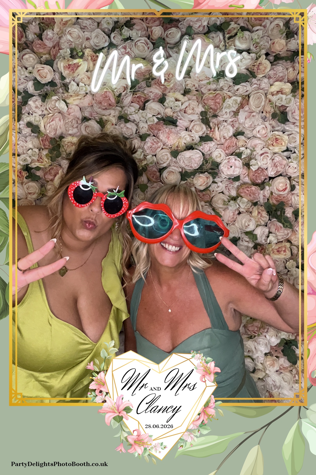 Kelly & Simon Wedding | View more photos from the event at gallery.partydelightsphotobooth.co.uk/u/PartyDelightsPhotoBooth/Kelly-Simon-Wedding