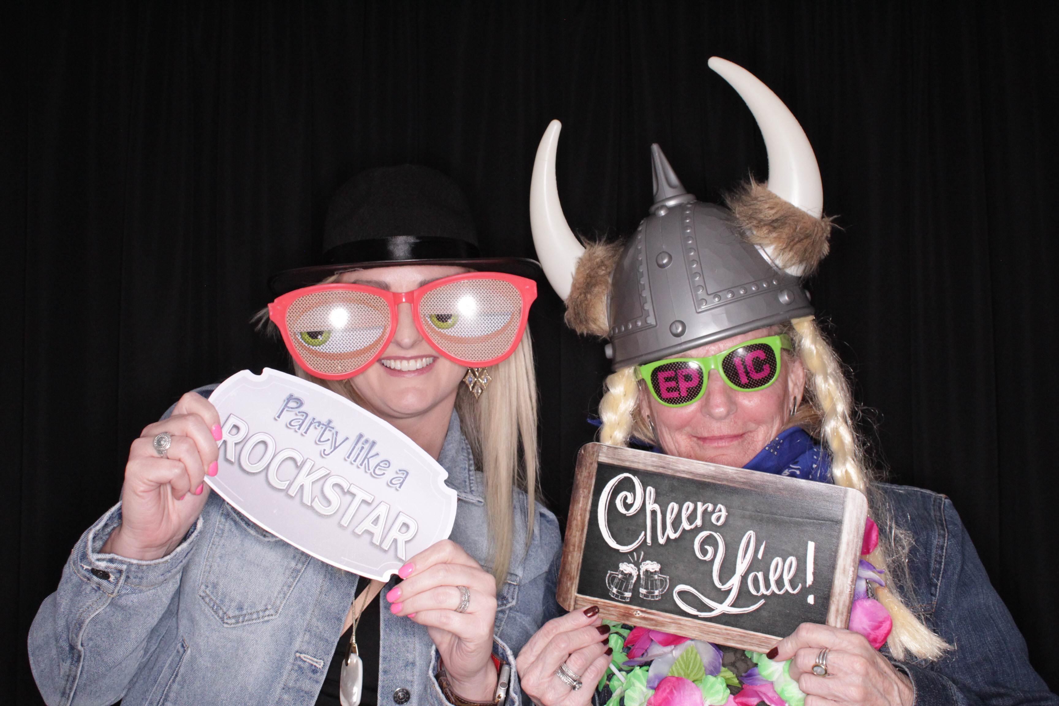 Amber and Derek's Wedding | View more photos from the event at gallery.photoboothbillings.com/u/PhotoBoothBillings/Amber-and-Dereks-Wedding
