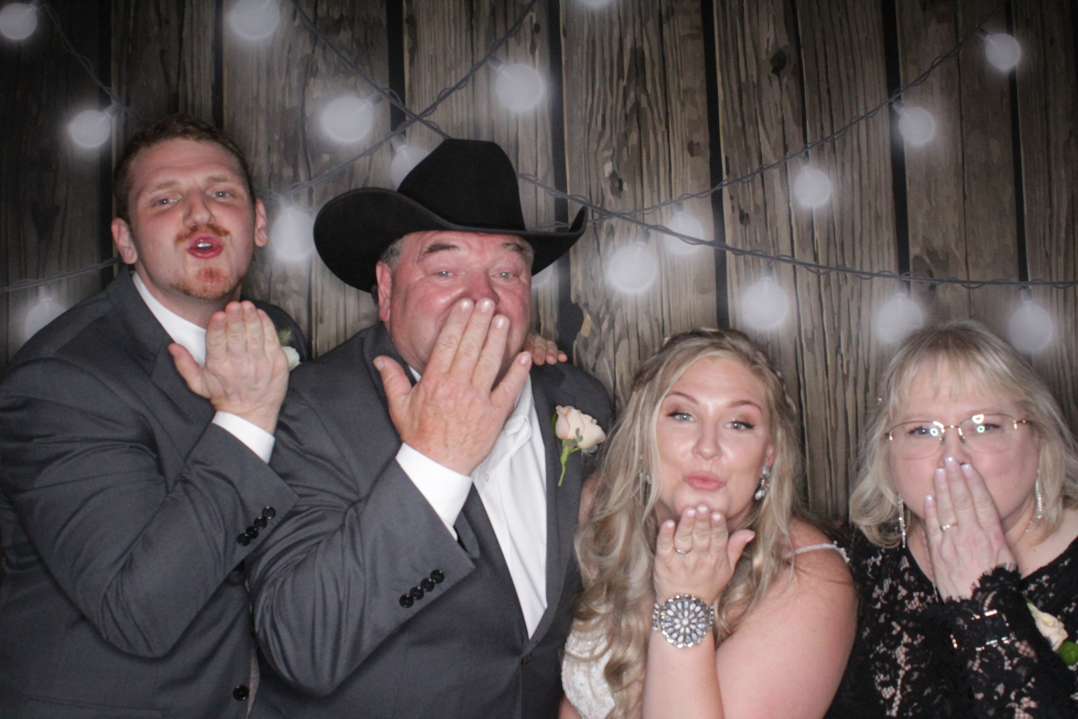 Shawna and Justin's Wedding | View more photos from the event at gallery.photoboothbillings.com/u/PhotoBoothBillings/Shawna-and-Justins-Wedding