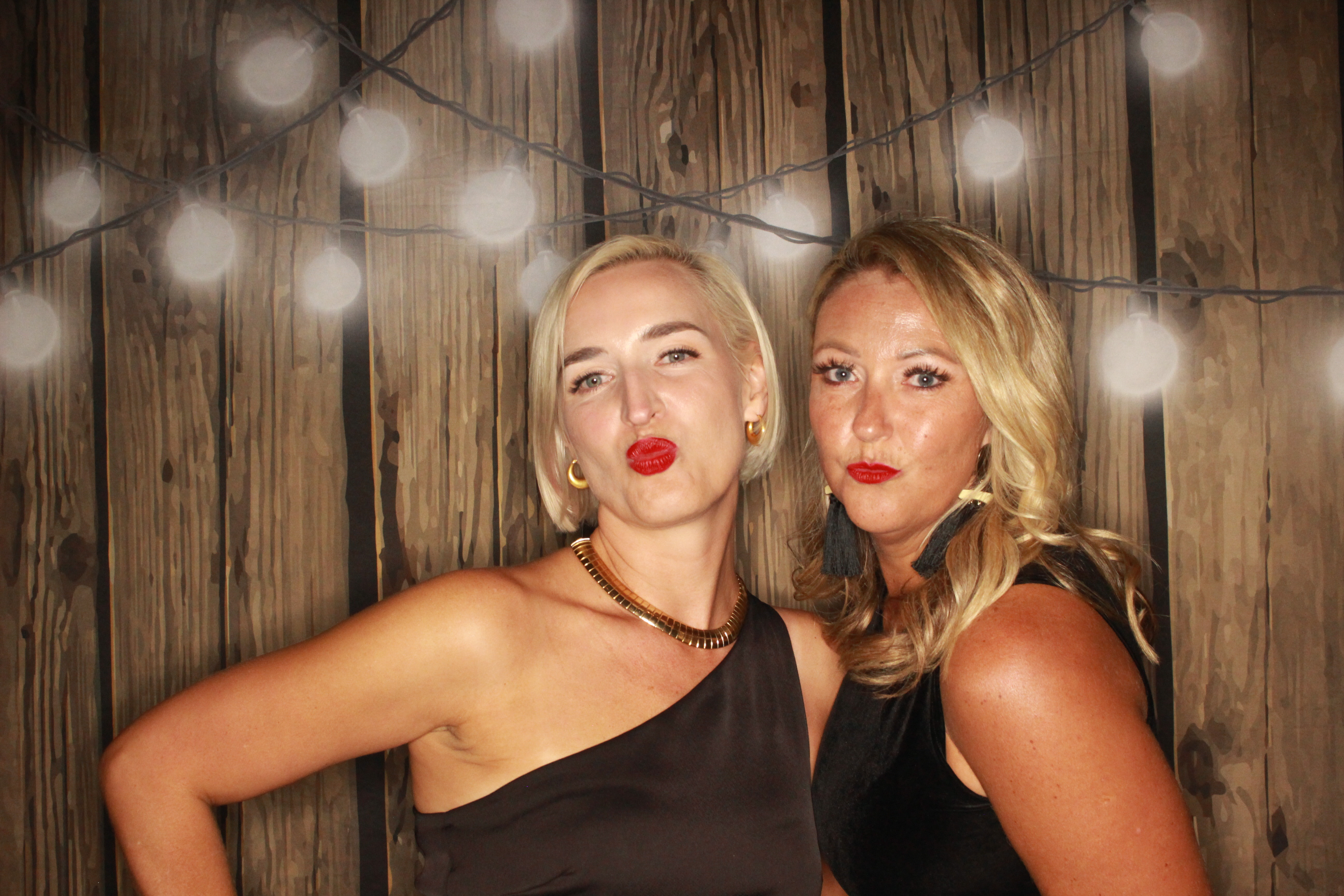 TJ and Kelli's Wedding | View more photos from the event at gallery.photoboothbillings.com/u/PhotoBoothBillings/TJ-and-Kellis-Wedding