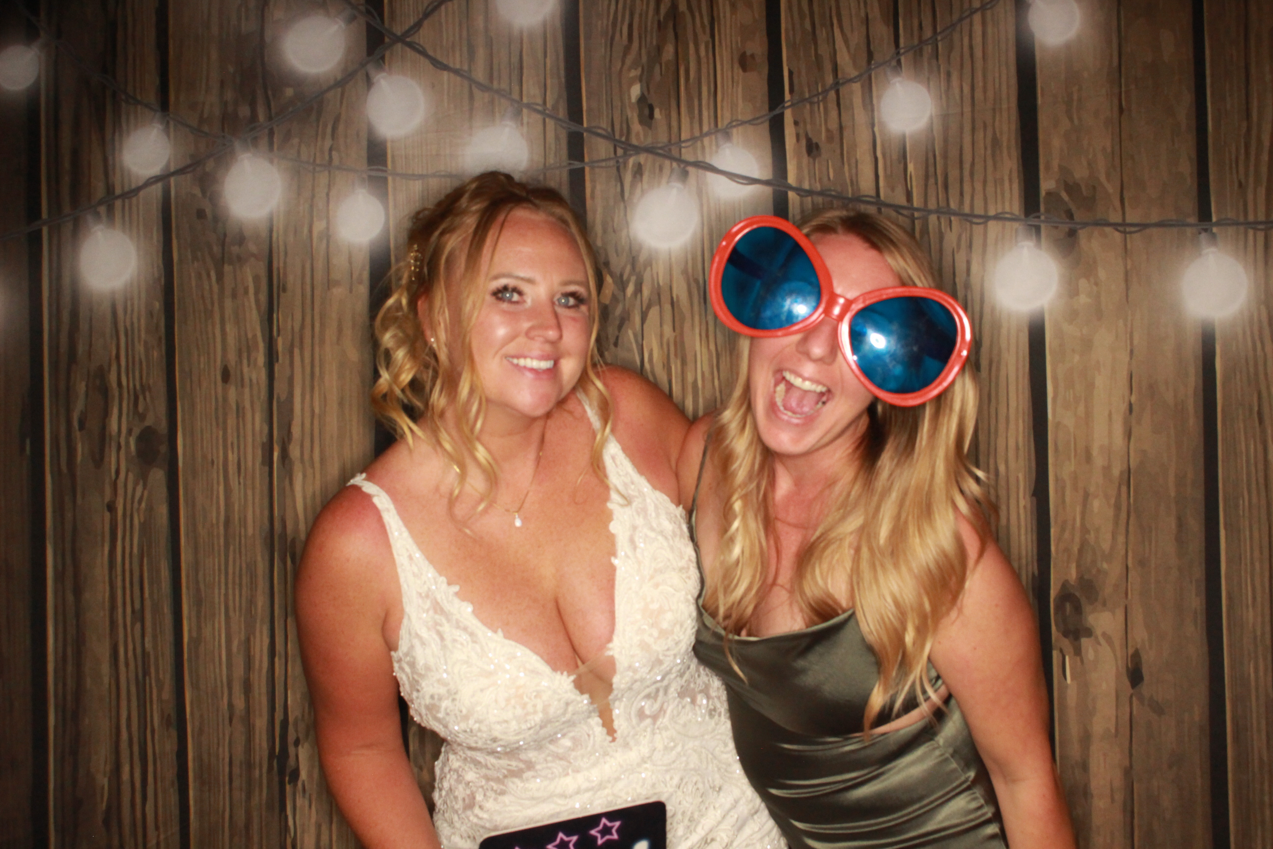 TJ and Kelli's Wedding | View more photos from the event at gallery.photoboothbillings.com/u/PhotoBoothBillings/TJ-and-Kellis-Wedding