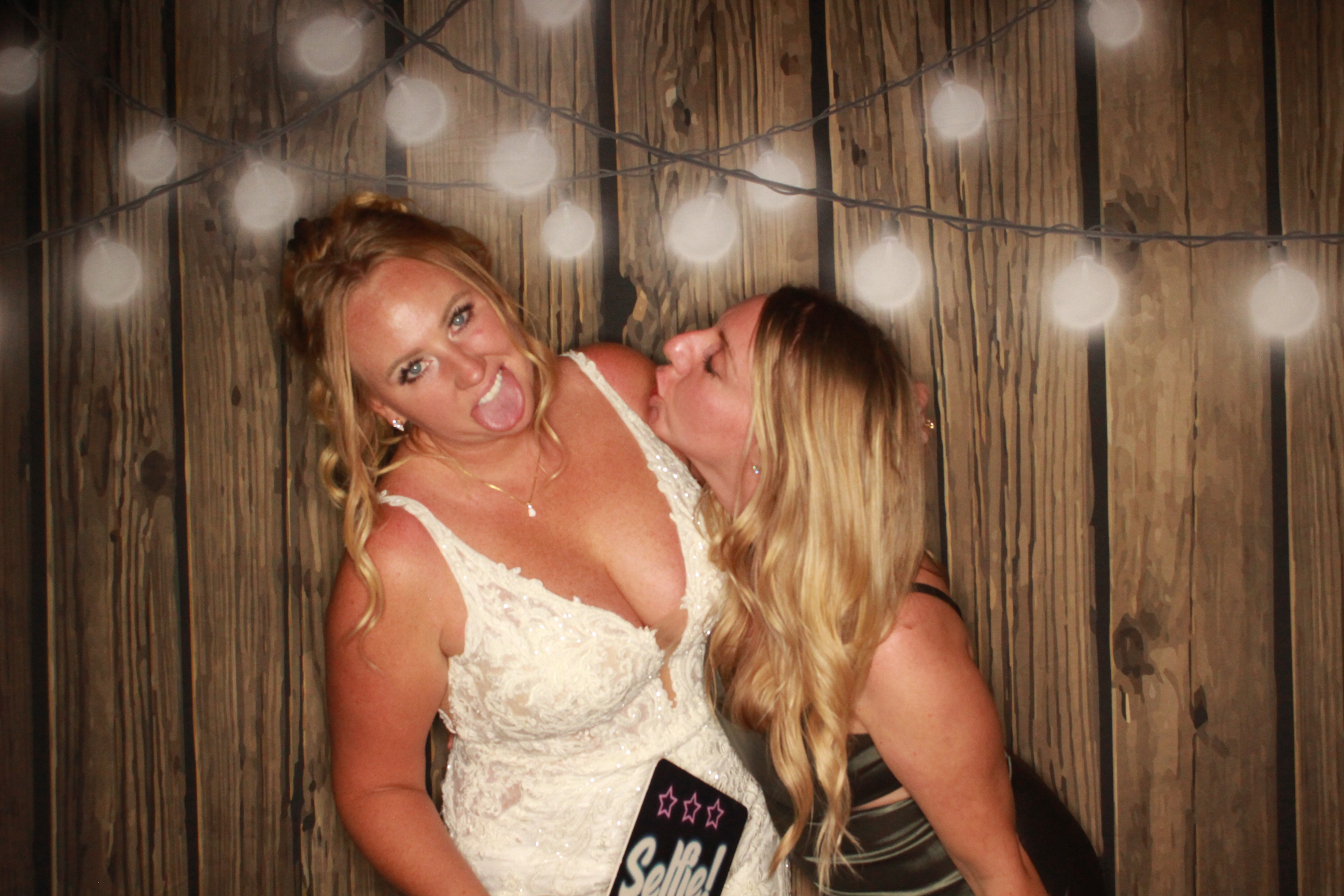 TJ and Kelli's Wedding | View more photos from the event at gallery.photoboothbillings.com/u/PhotoBoothBillings/TJ-and-Kellis-Wedding