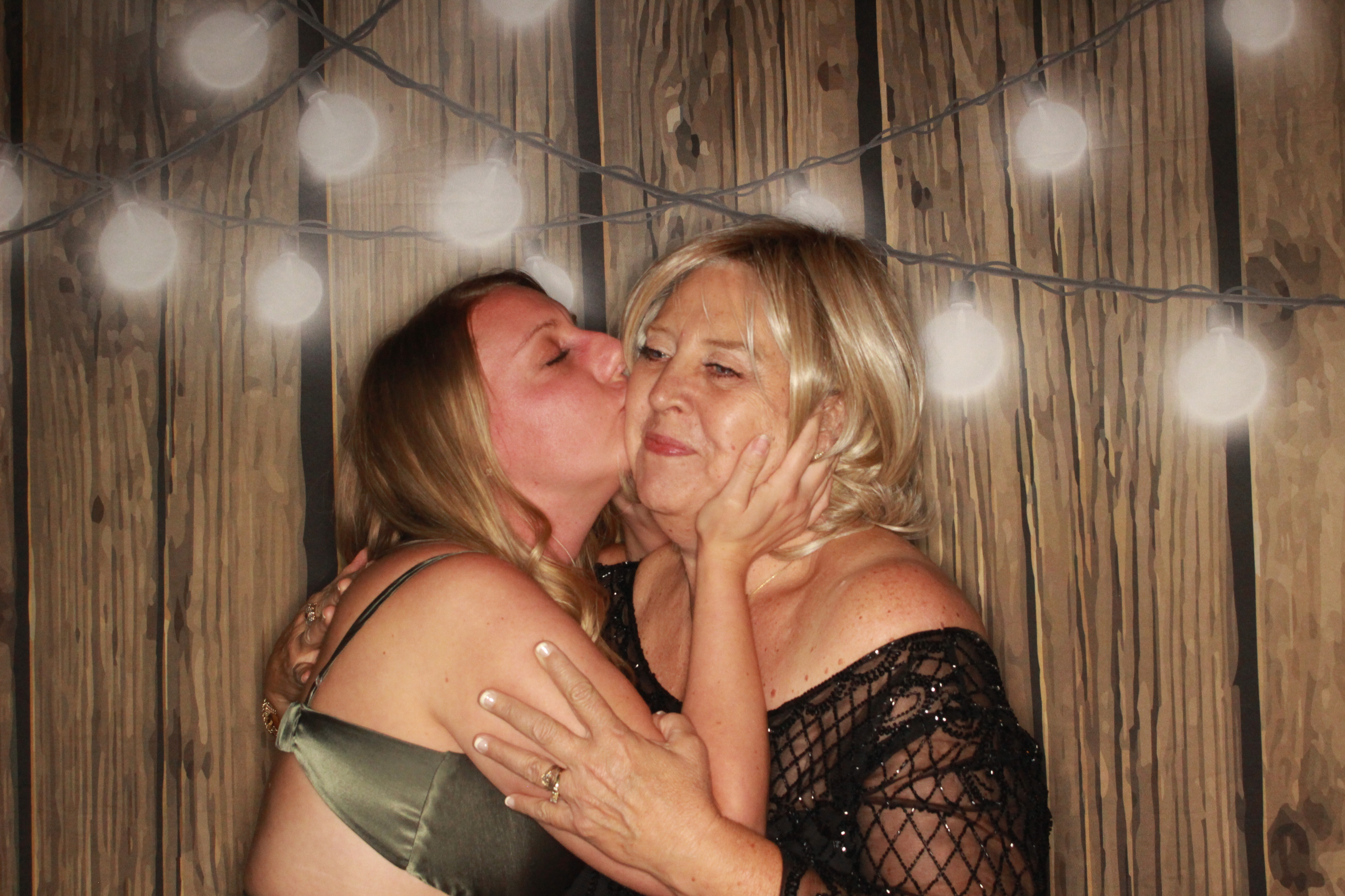 TJ and Kelli's Wedding | View more photos from the event at gallery.photoboothbillings.com/u/PhotoBoothBillings/TJ-and-Kellis-Wedding