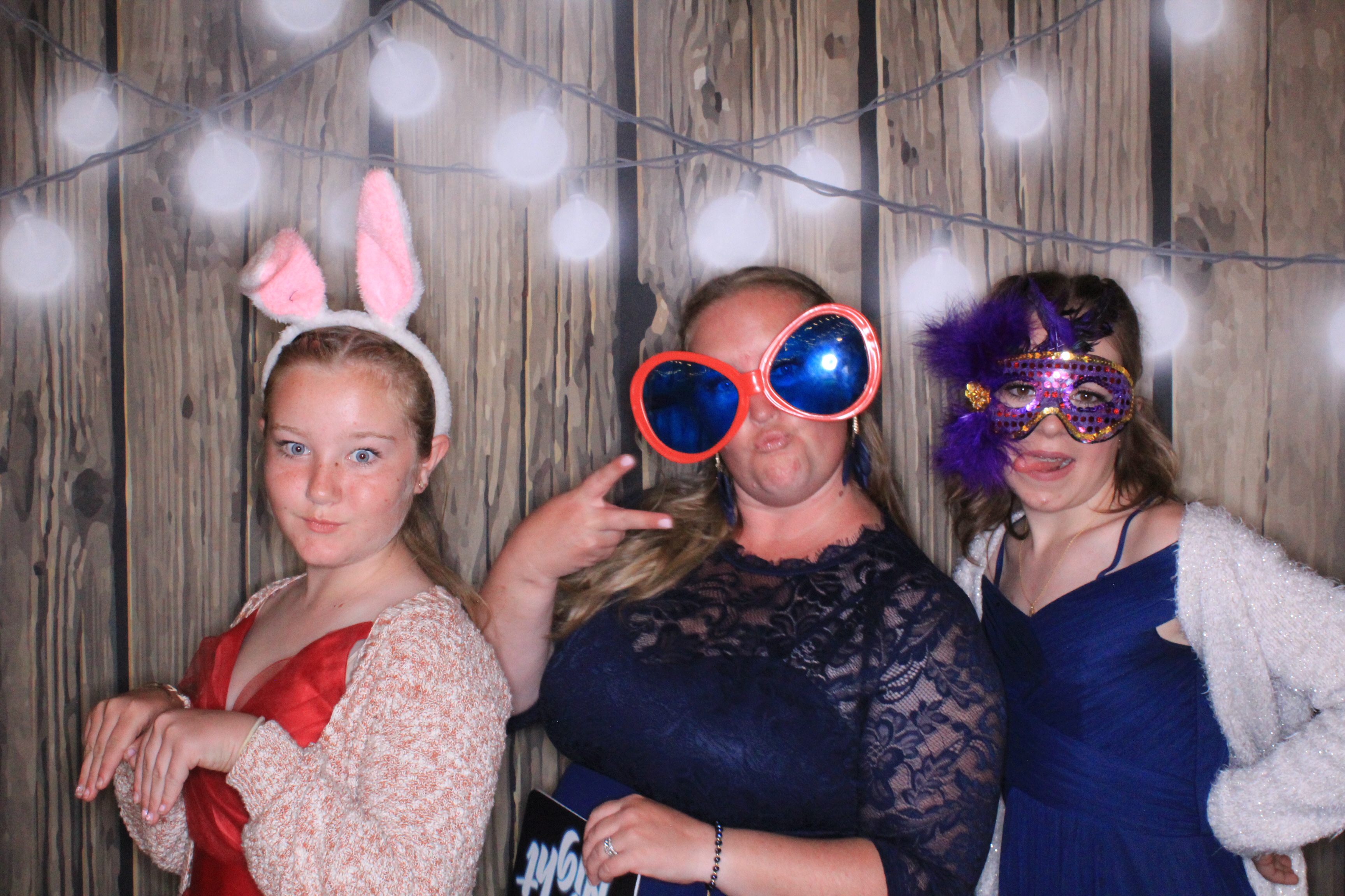 Robyn and Ryan | View more photos from the event at gallery.photoboothbillings.com/u/PhotoBoothBillings/Robyn-and-Ryan