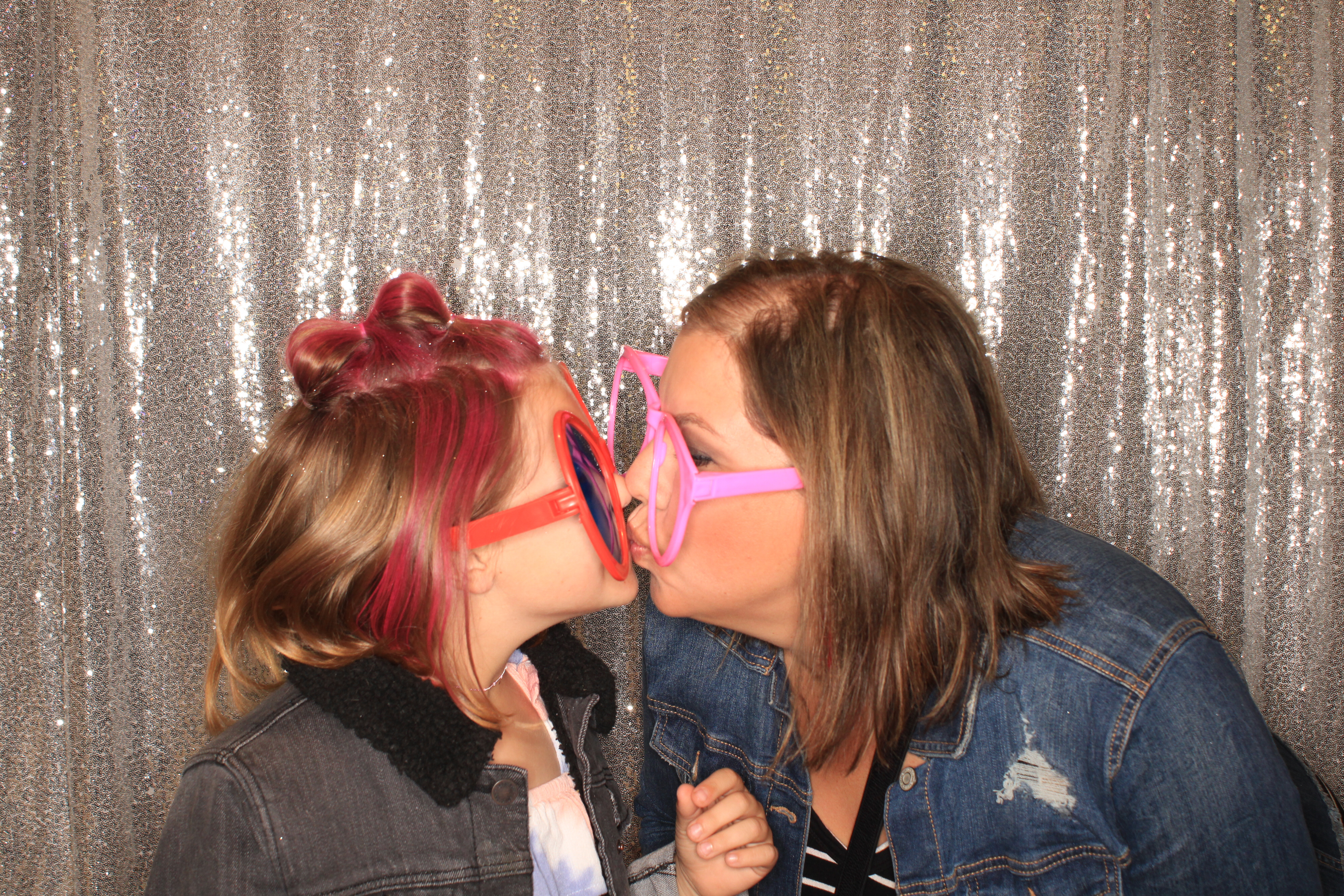 True Girl Tour | View more photos from the event at gallery.photoboothbillings.com/u/PhotoBoothBillings/True-Girl-Tour