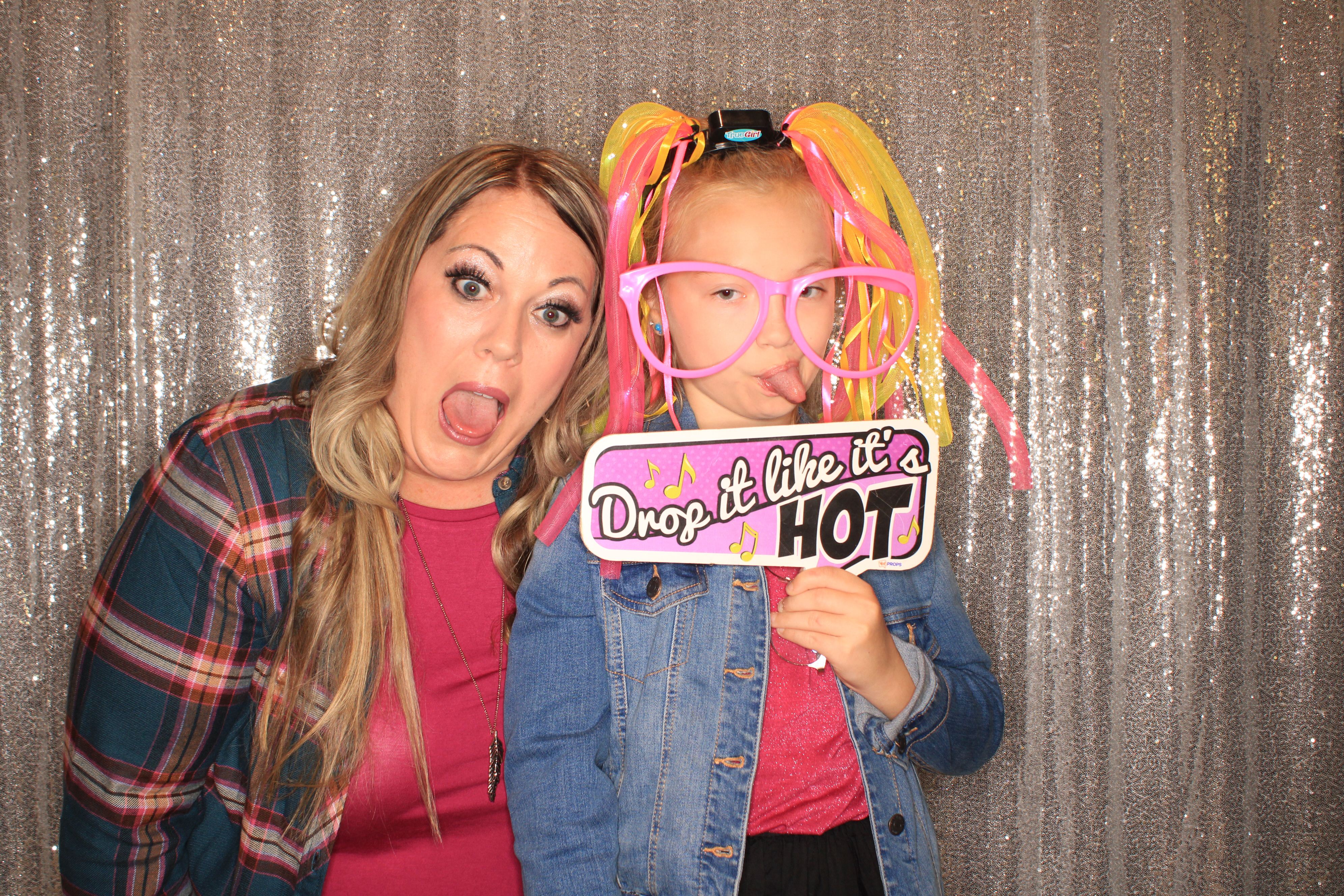 True Girl Tour | View more photos from the event at gallery.photoboothbillings.com/u/PhotoBoothBillings/True-Girl-Tour