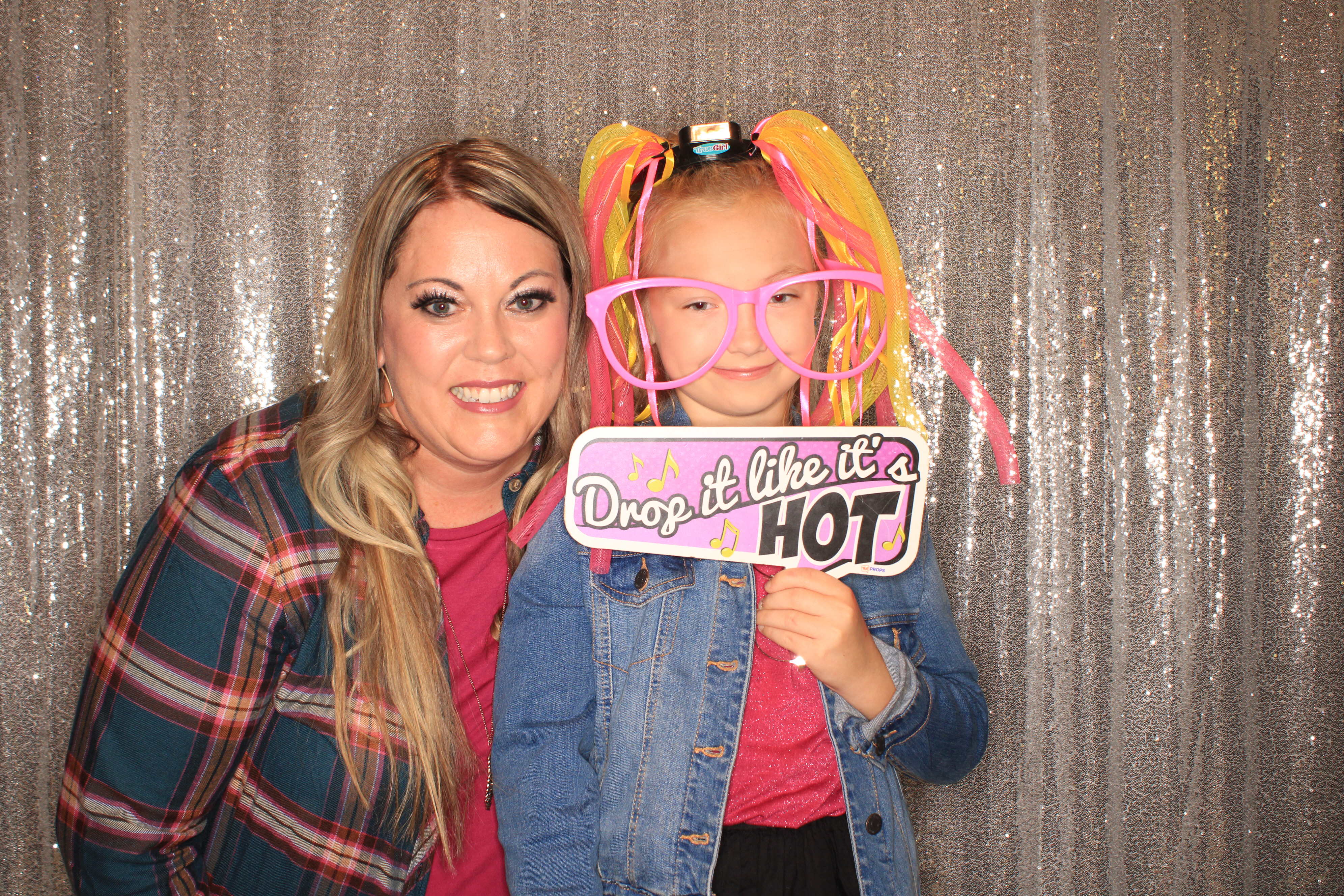 True Girl Tour | View more photos from the event at gallery.photoboothbillings.com/u/PhotoBoothBillings/True-Girl-Tour