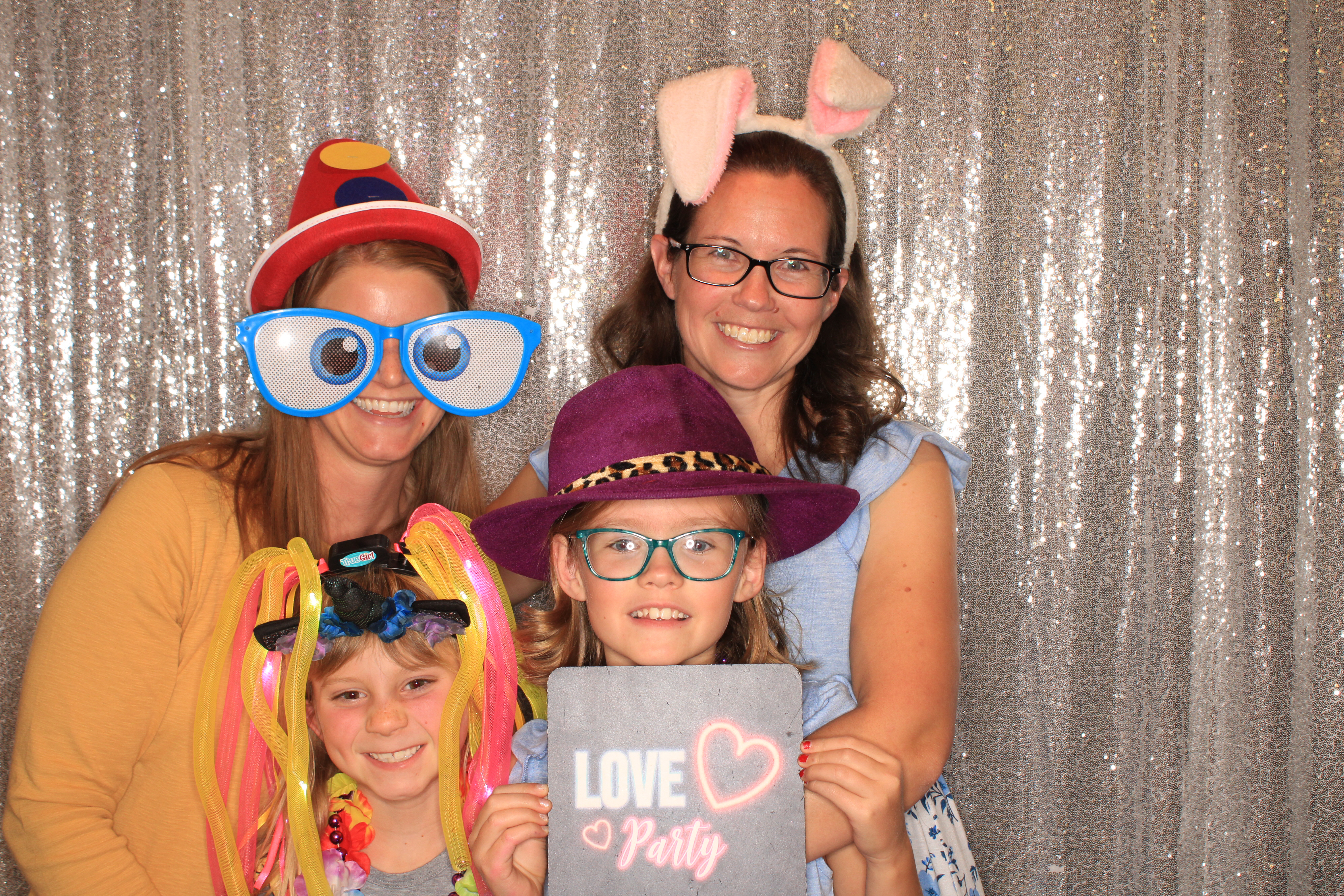 True Girl Tour | View more photos from the event at gallery.photoboothbillings.com/u/PhotoBoothBillings/True-Girl-Tour