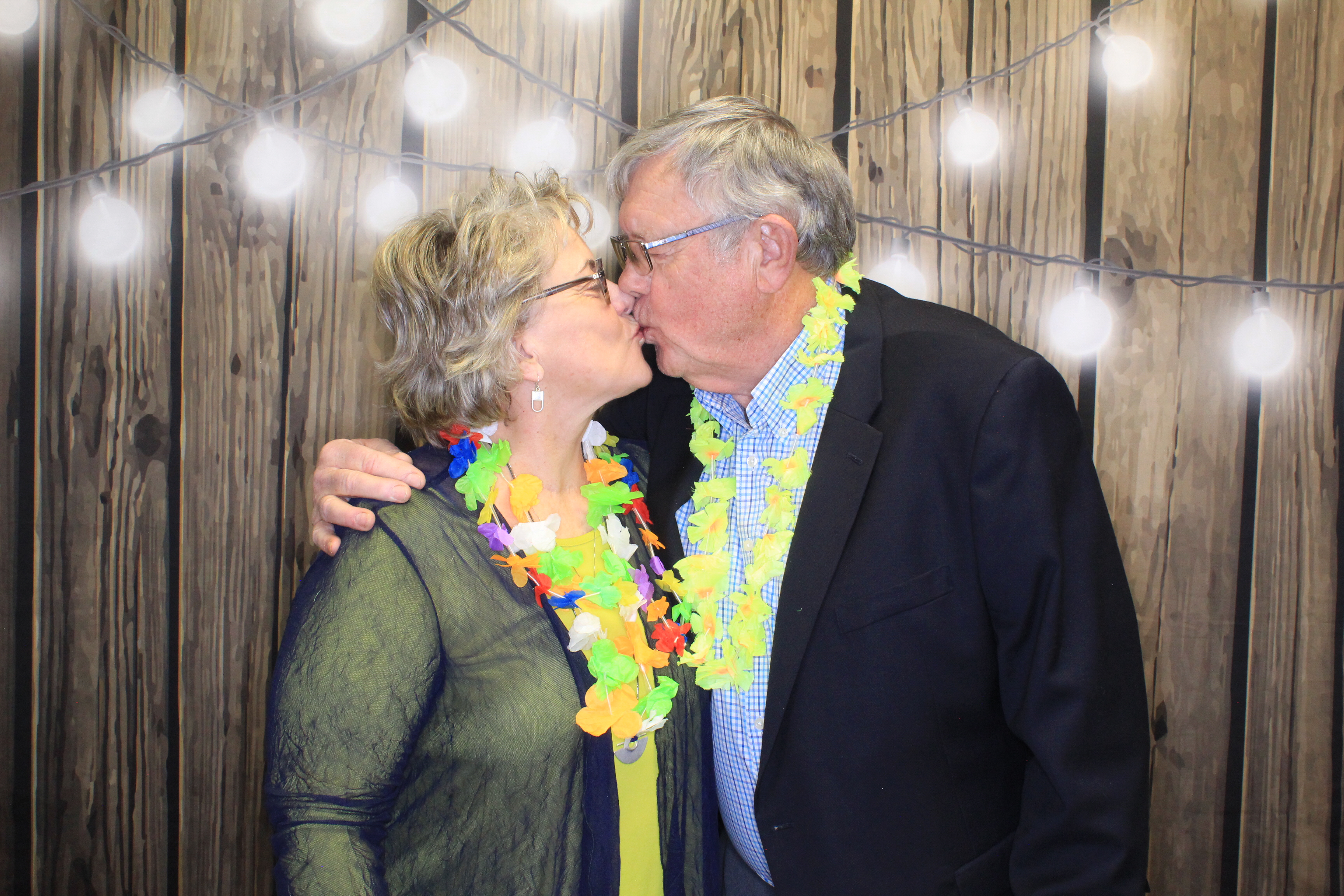 Cheeseburger in Paradise | View more photos from the event at gallery.photoboothbillings.com/u/PhotoBoothBillings/Cheeseburger-in-Paradise