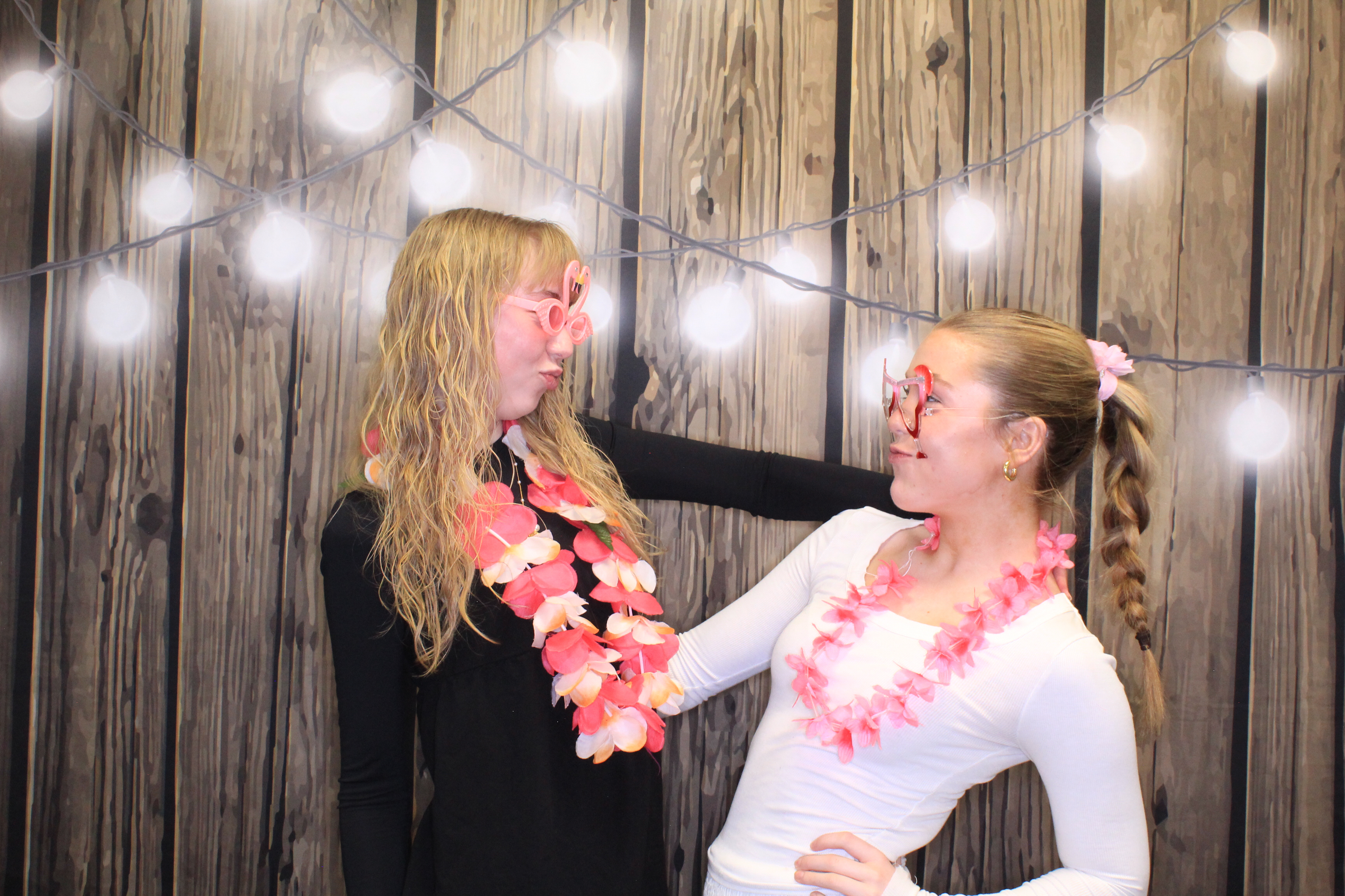 Cheeseburger in Paradise | View more photos from the event at gallery.photoboothbillings.com/u/PhotoBoothBillings/Cheeseburger-in-Paradise