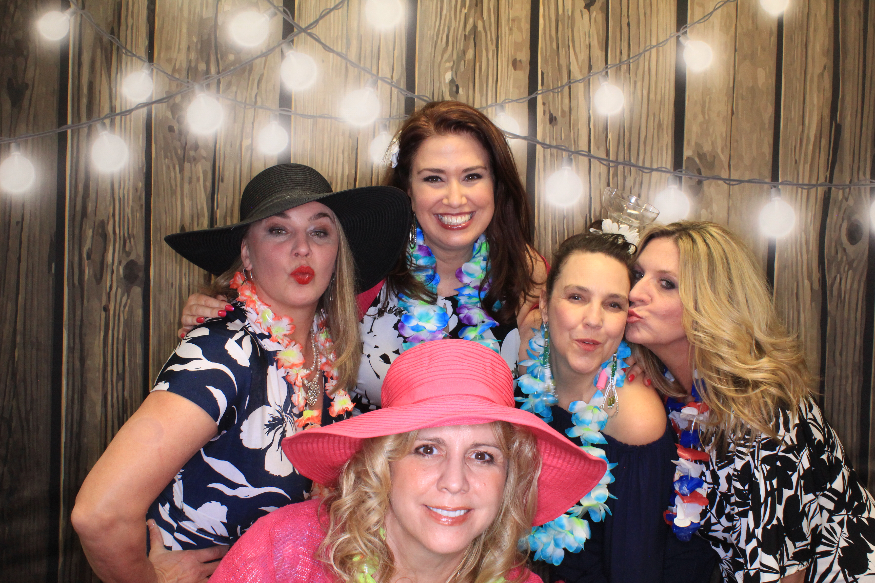 Cheeseburger in Paradise | View more photos from the event at gallery.photoboothbillings.com/u/PhotoBoothBillings/Cheeseburger-in-Paradise