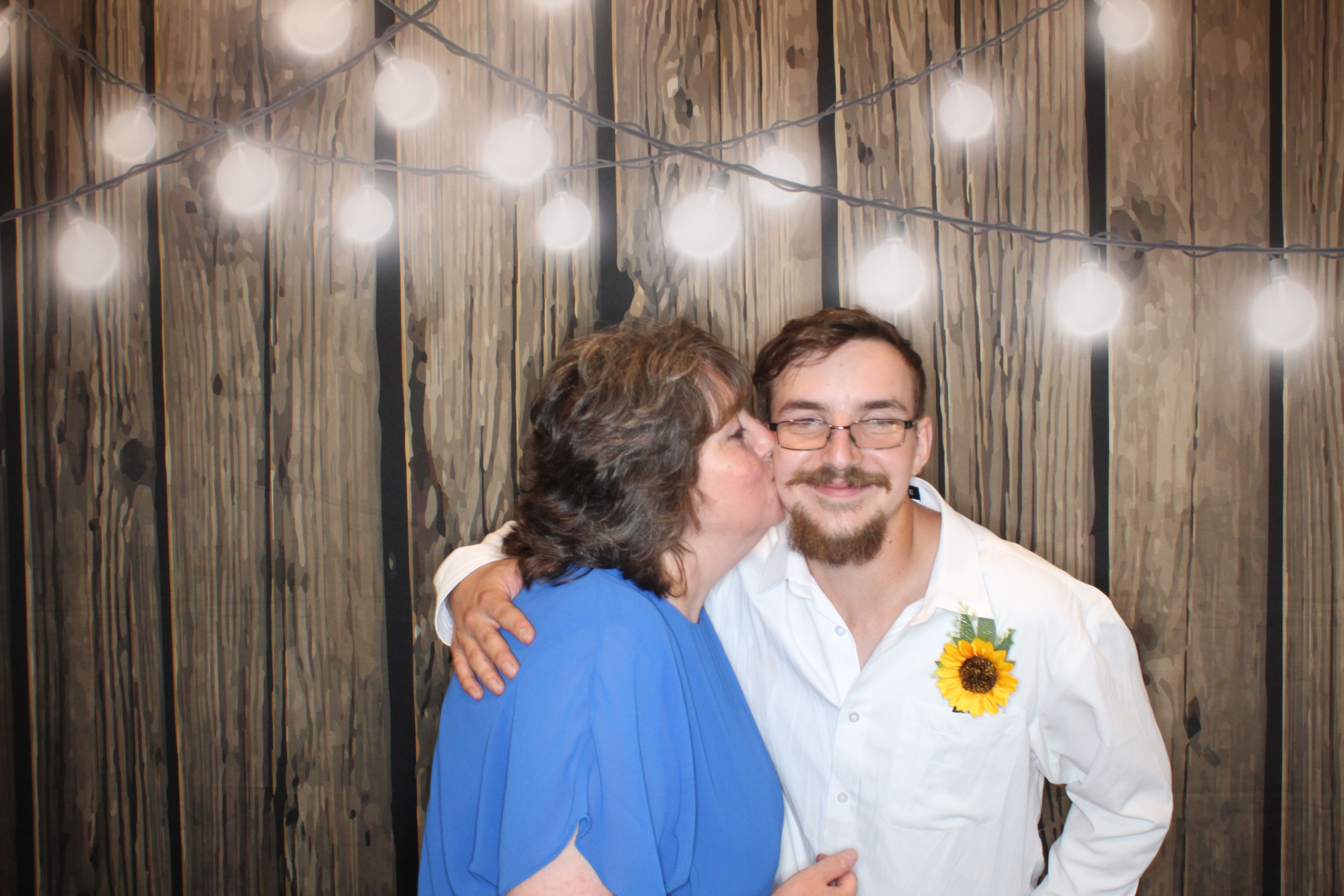 Kayleigh and Dalton's Wedding | View more photos from the event at gallery.photoboothbillings.com/u/PhotoBoothBillings/Kayleigh-and-Daltons-Wedding