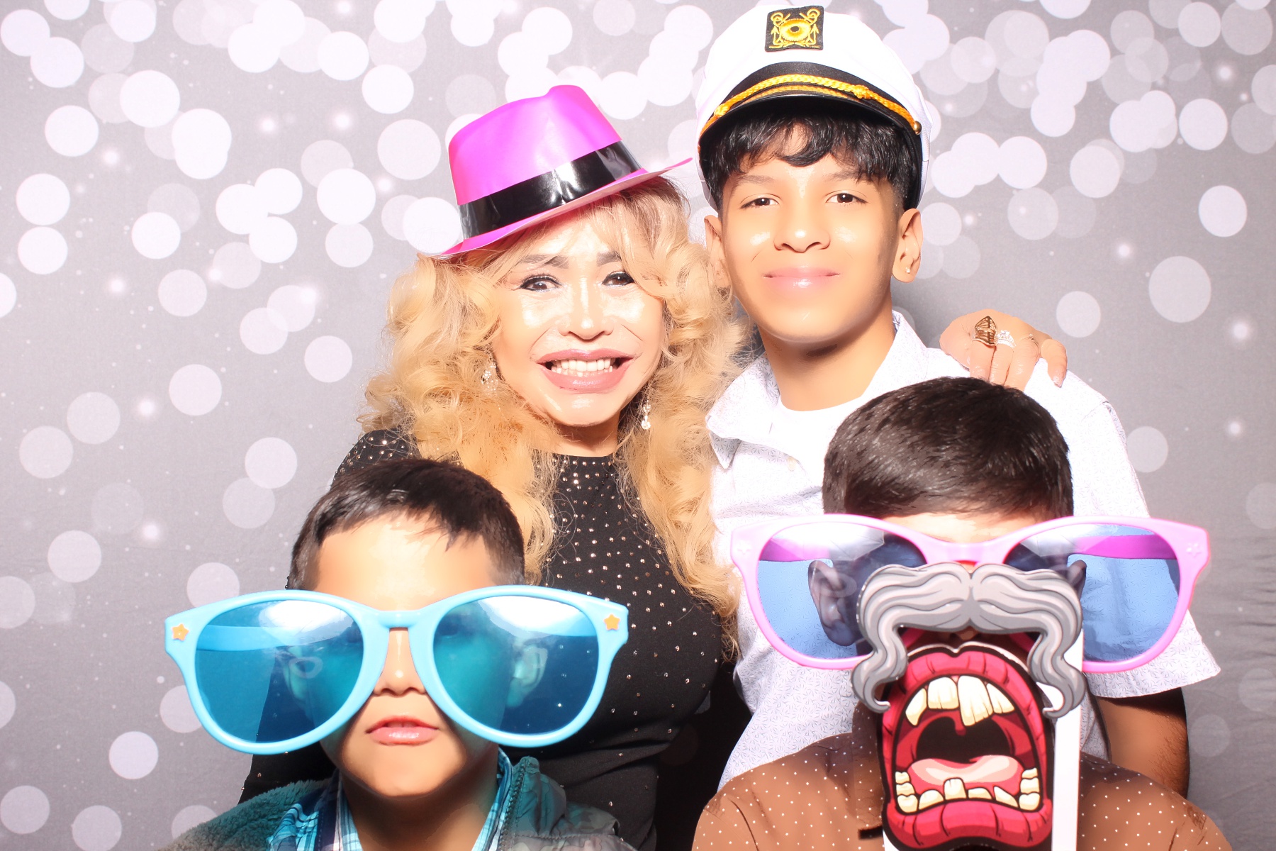 Camila's 15th Birthday | View more photos from the event at gallery.photoboothcincy.com/u/PhotoBoothCincy/Camilas-15th-Birthday