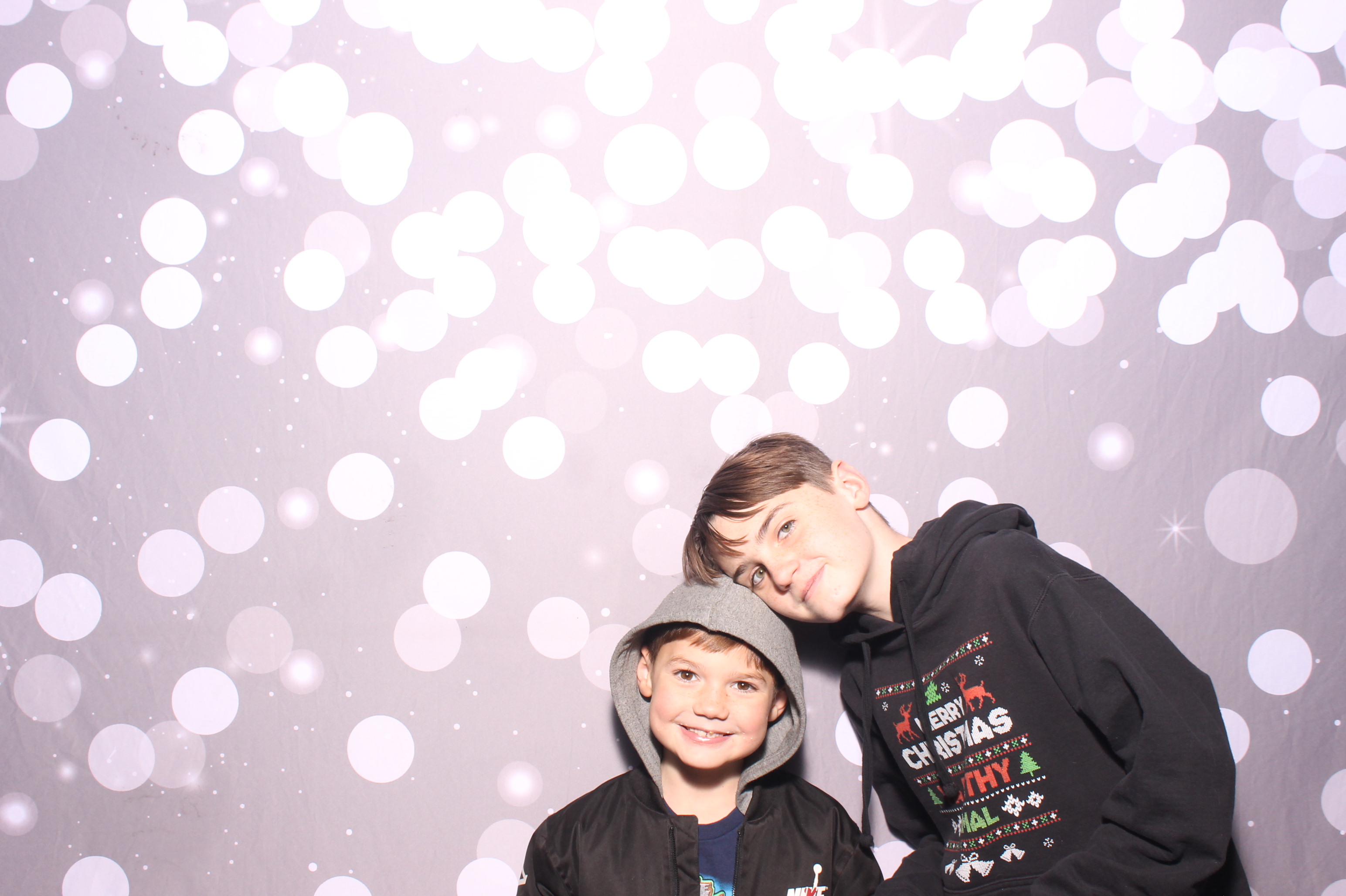 Crossroads Mason - Friendmas! | View more photos from the event at gallery.photoboothcincy.com/u/PhotoBoothCincy/Crossroads-Mason-Friendmas