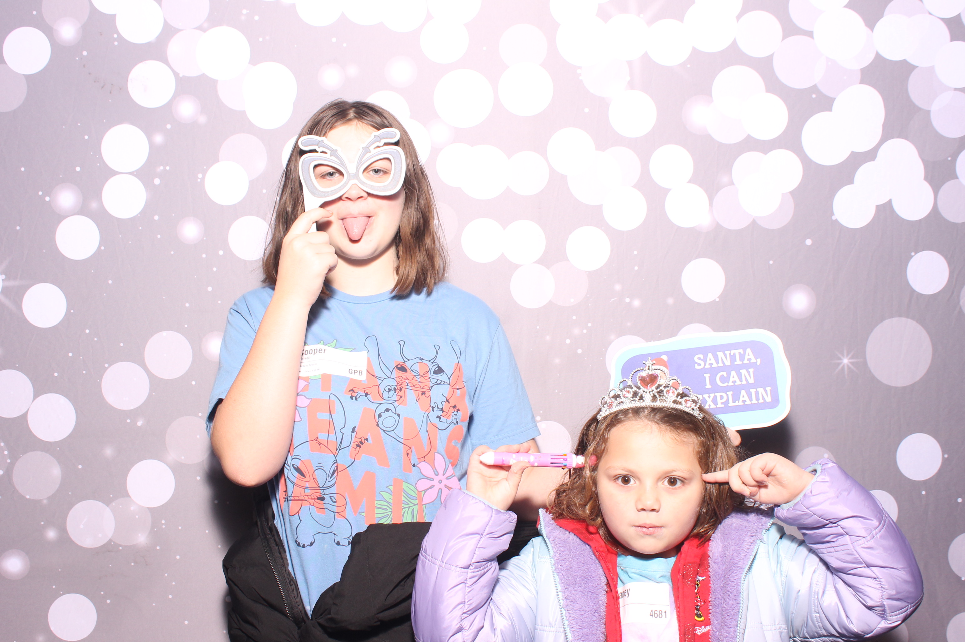 Crossroads Mason - Friendmas! | View more photos from the event at gallery.photoboothcincy.com/u/PhotoBoothCincy/Crossroads-Mason-Friendmas