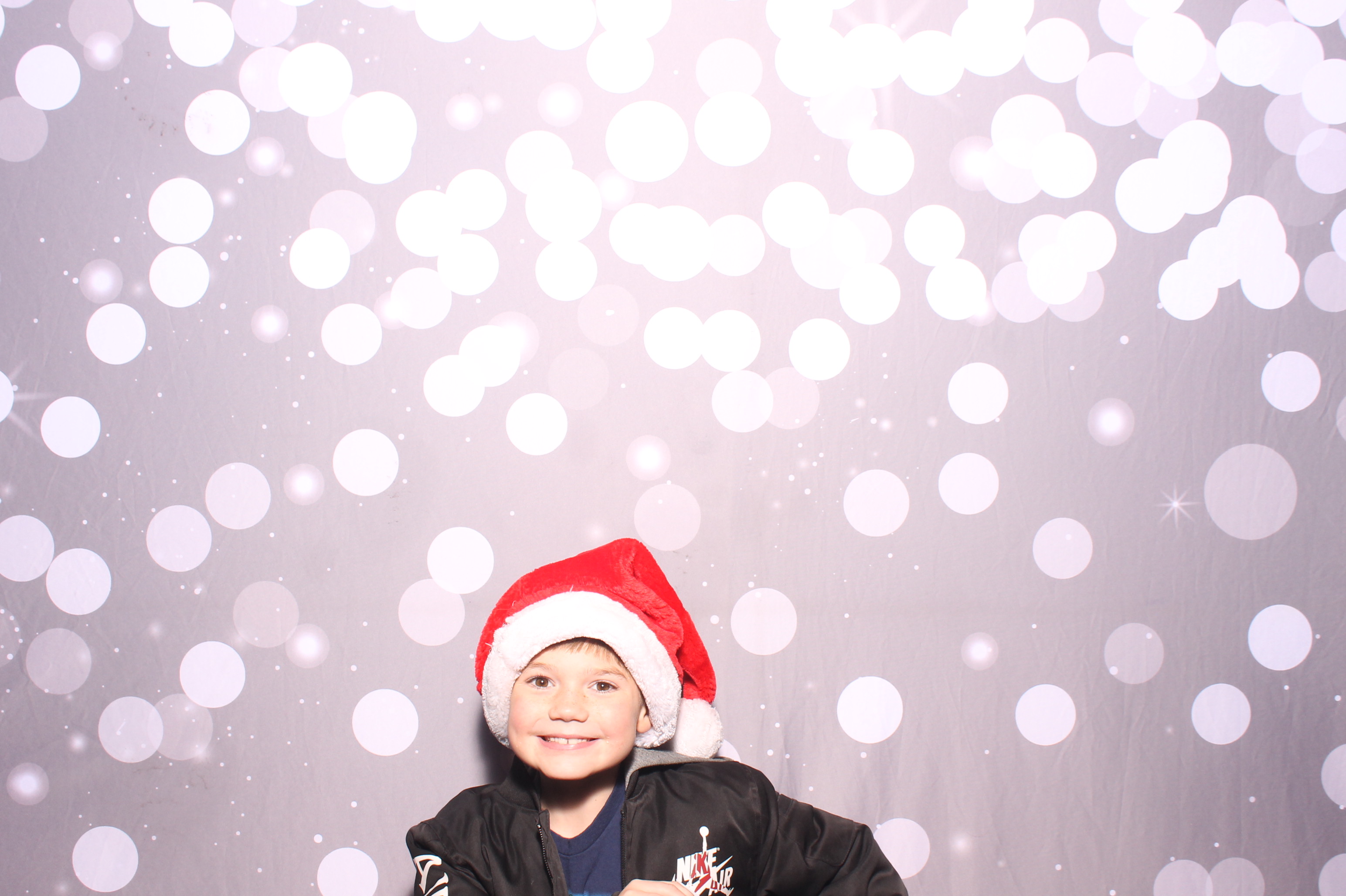 Crossroads Mason - Friendmas! | View more photos from the event at gallery.photoboothcincy.com/u/PhotoBoothCincy/Crossroads-Mason-Friendmas