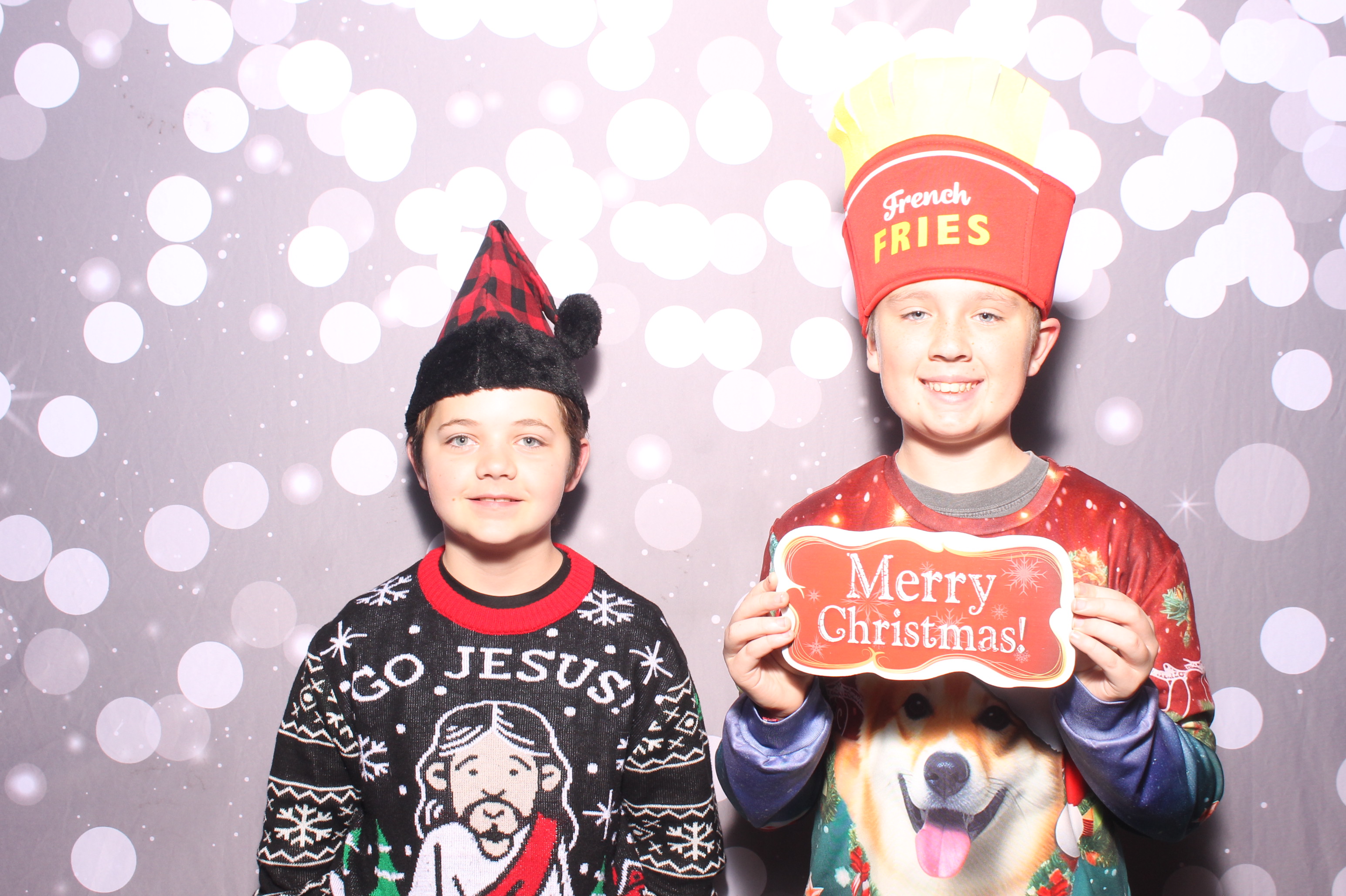 Crossroads Mason - Friendmas! | View more photos from the event at gallery.photoboothcincy.com/u/PhotoBoothCincy/Crossroads-Mason-Friendmas