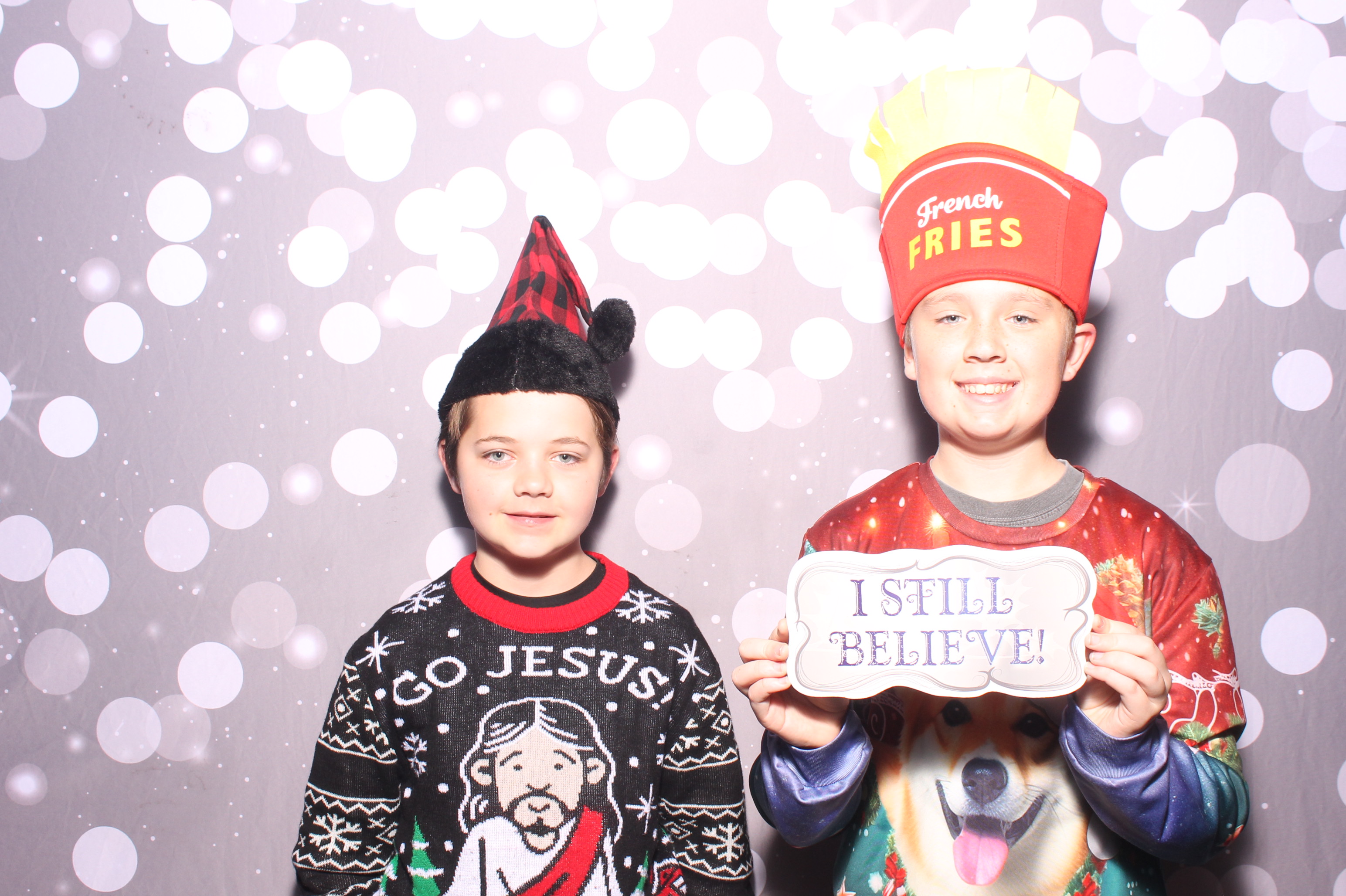 Crossroads Mason - Friendmas! | View more photos from the event at gallery.photoboothcincy.com/u/PhotoBoothCincy/Crossroads-Mason-Friendmas