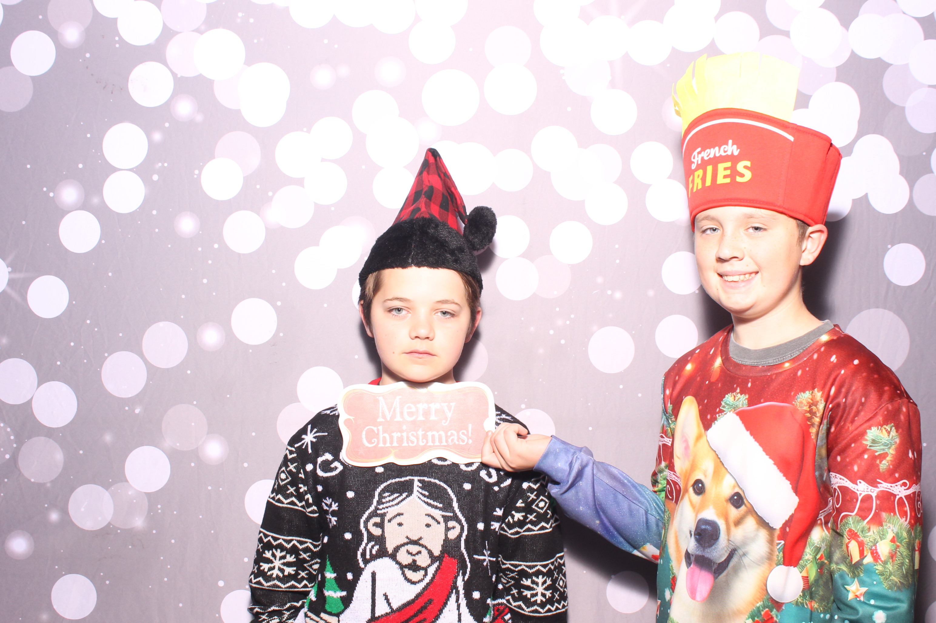 Crossroads Mason - Friendmas! | View more photos from the event at gallery.photoboothcincy.com/u/PhotoBoothCincy/Crossroads-Mason-Friendmas