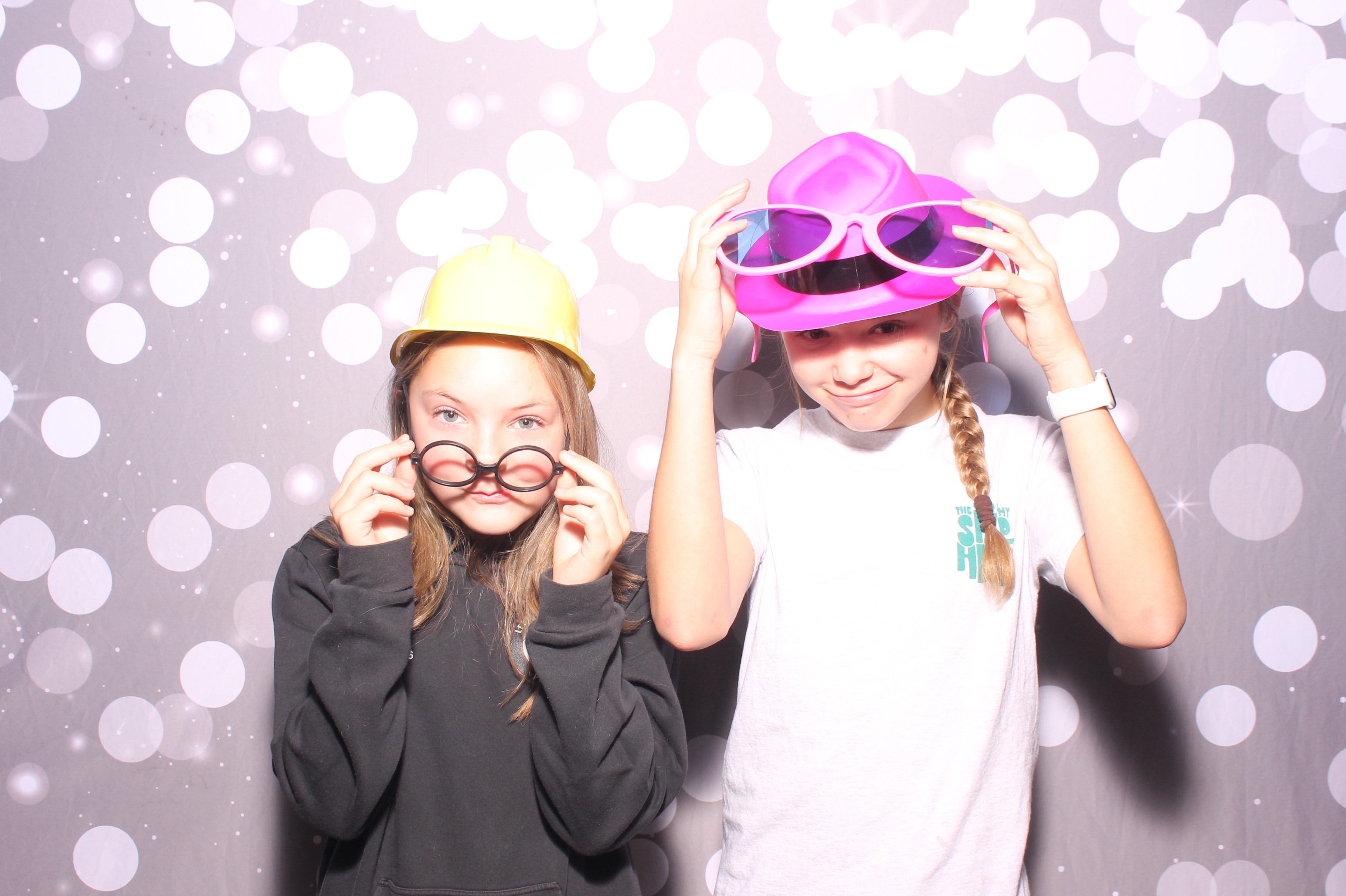 Crossroads Mason - Friendmas! | View more photos from the event at gallery.photoboothcincy.com/u/PhotoBoothCincy/Crossroads-Mason-Friendmas