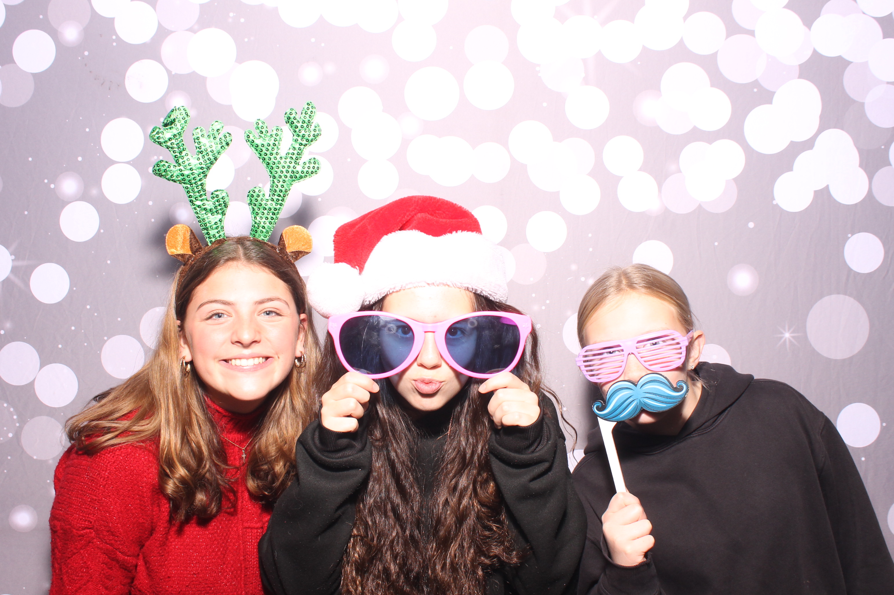 Crossroads Mason - Friendmas! | View more photos from the event at gallery.photoboothcincy.com/u/PhotoBoothCincy/Crossroads-Mason-Friendmas