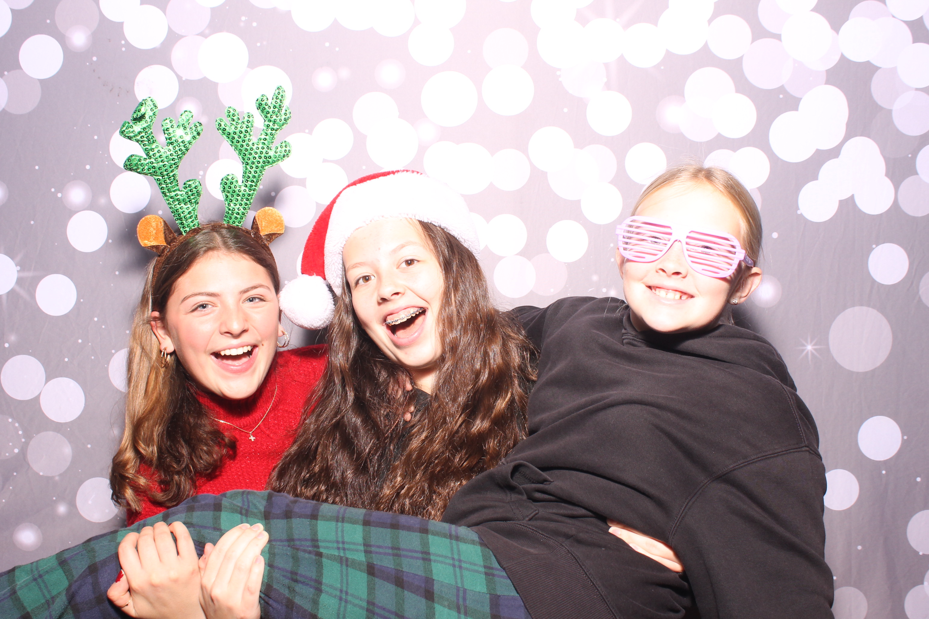Crossroads Mason - Friendmas! | View more photos from the event at gallery.photoboothcincy.com/u/PhotoBoothCincy/Crossroads-Mason-Friendmas