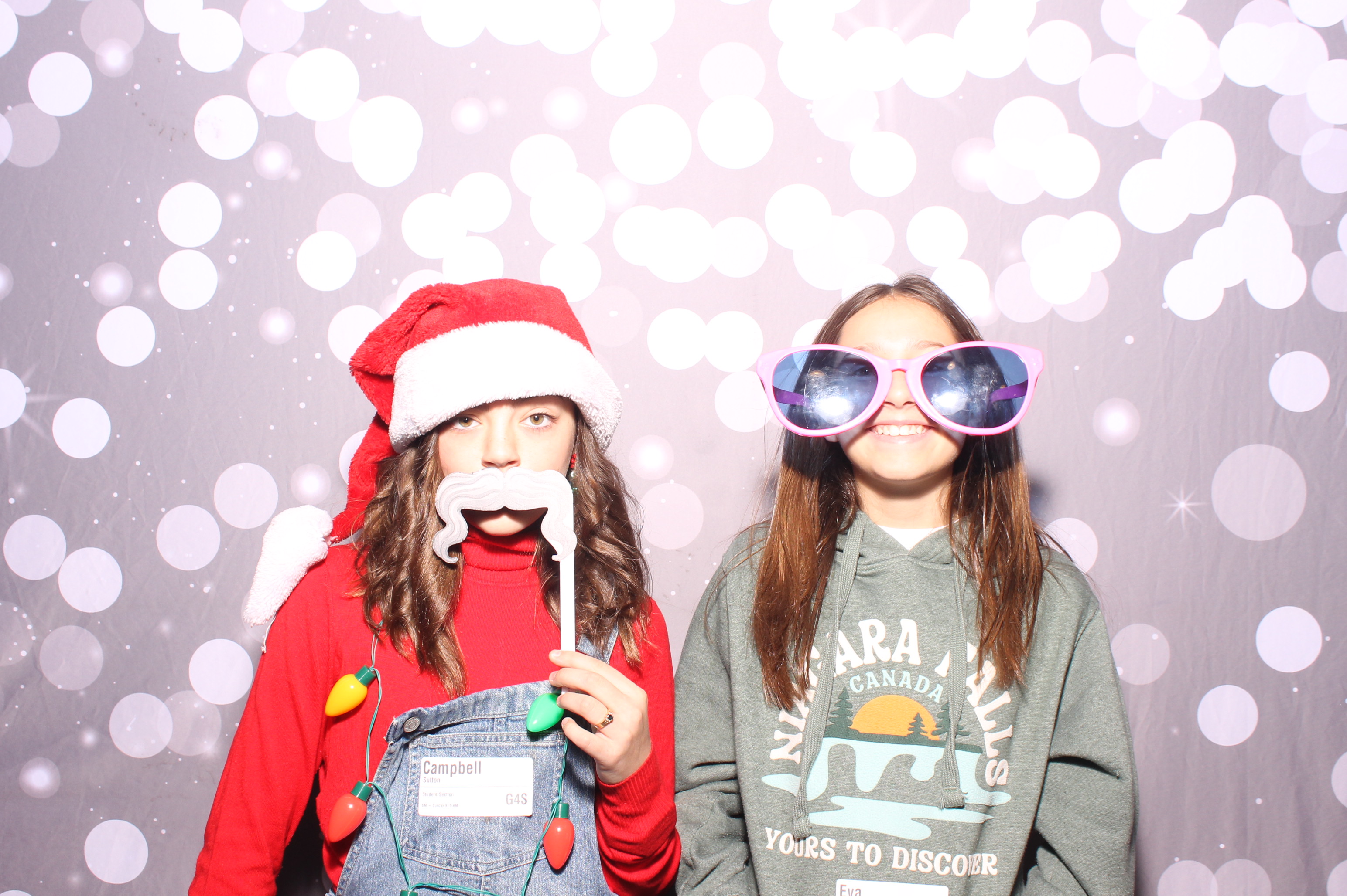 Crossroads Mason - Friendmas! | View more photos from the event at gallery.photoboothcincy.com/u/PhotoBoothCincy/Crossroads-Mason-Friendmas