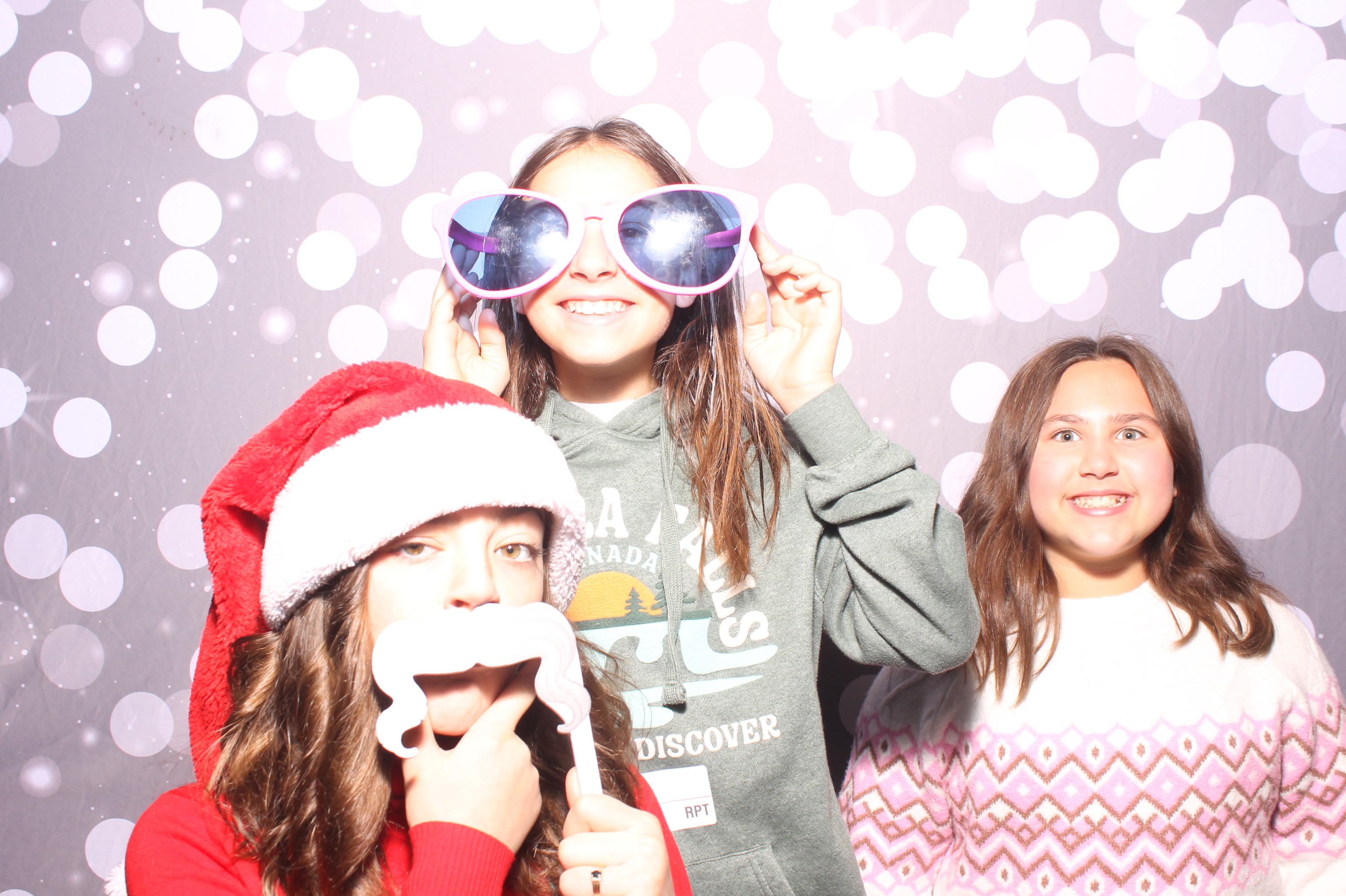Crossroads Mason - Friendmas! | View more photos from the event at gallery.photoboothcincy.com/u/PhotoBoothCincy/Crossroads-Mason-Friendmas