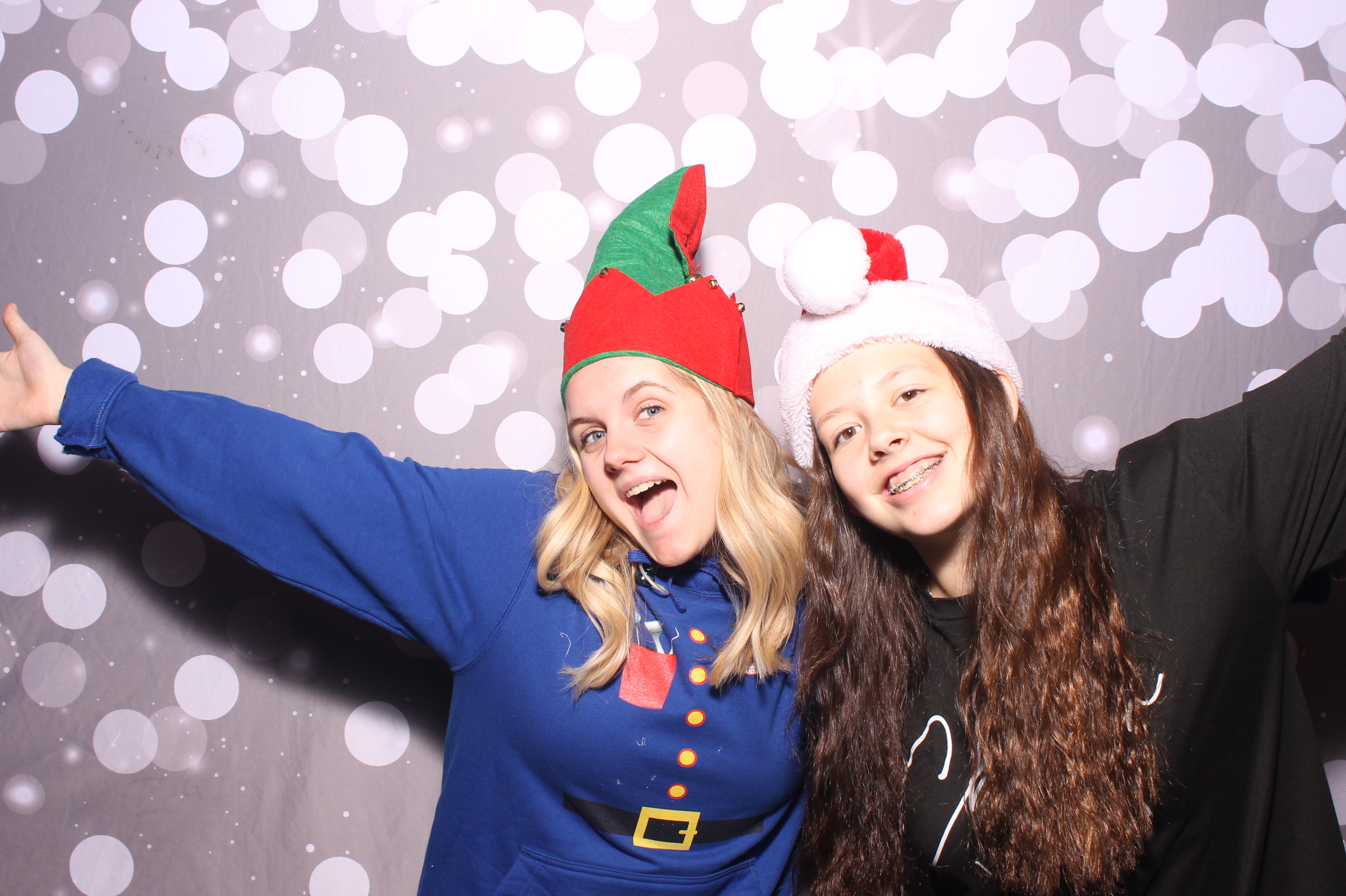 Crossroads Mason - Friendmas! | View more photos from the event at gallery.photoboothcincy.com/u/PhotoBoothCincy/Crossroads-Mason-Friendmas