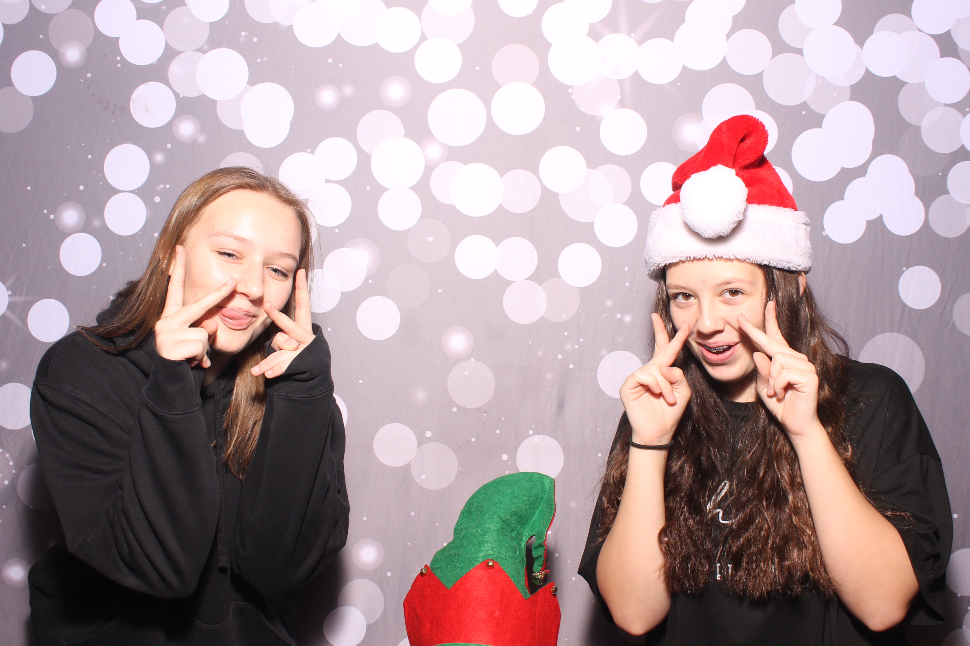 Crossroads Mason - Friendmas! | View more photos from the event at gallery.photoboothcincy.com/u/PhotoBoothCincy/Crossroads-Mason-Friendmas