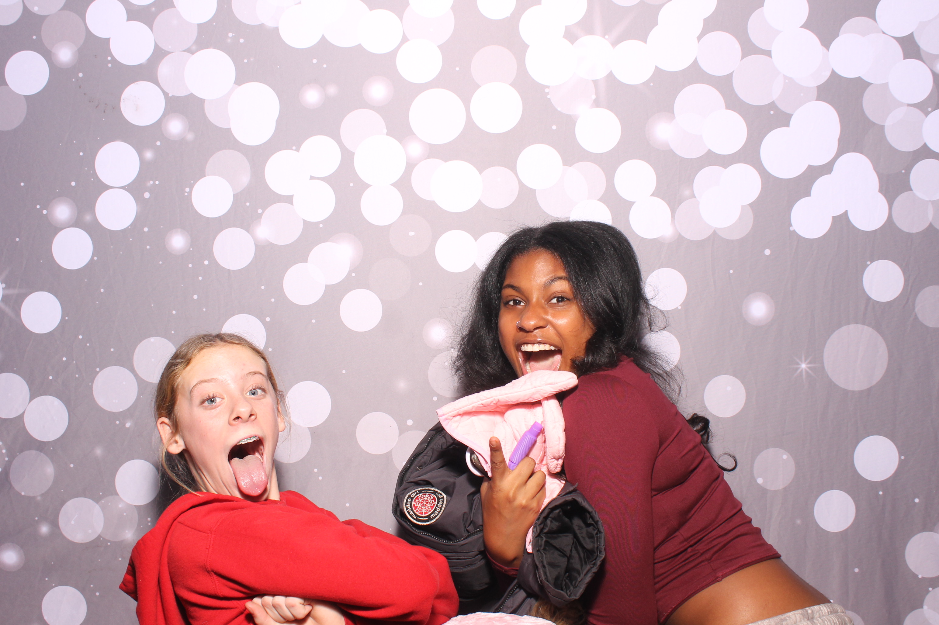 Crossroads Mason - Friendmas! | View more photos from the event at gallery.photoboothcincy.com/u/PhotoBoothCincy/Crossroads-Mason-Friendmas